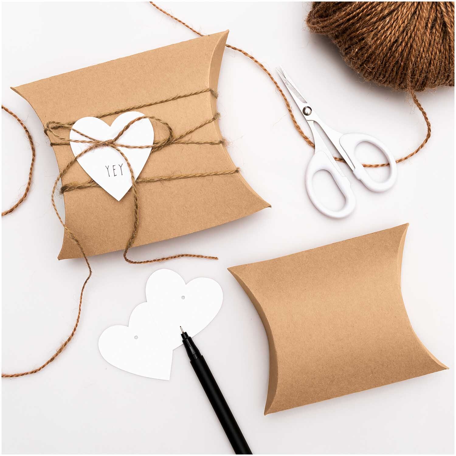 Paper Poetry Geschenkschachteln Set 6 Stück aus Kraftpapier mit Herzanhängern, dekoriert mit Juteschnur. Ideal für kreative Geschenkverpackungen.
