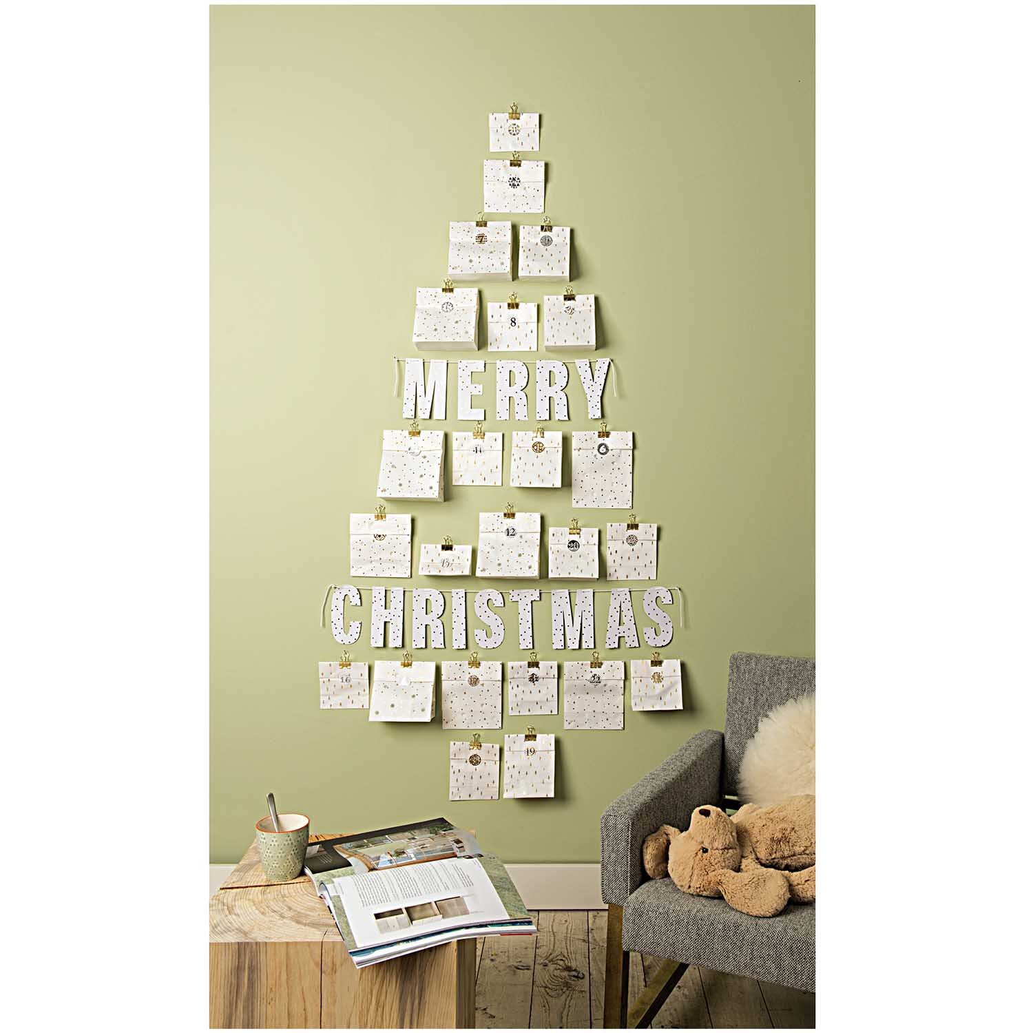 Paper Poetry Adventskalender Sticker gold-silber 24 Stück von Rico Design Paper Poetry Adventskalender Sticker in Gold und Silber, dekoriert als Weihnachtsbaum an der Wand. Enthält 24 Stück, ideal für festliche Dekorationen.