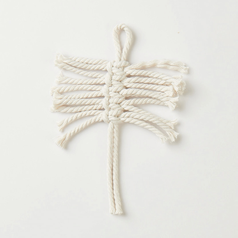 Set de macramé feuilles 3 pièces from Rico Design Makramee Set Blätter, 3 Stück, von Rico Design. Weißes Garn in Blattform auf hellem Hintergrund.
