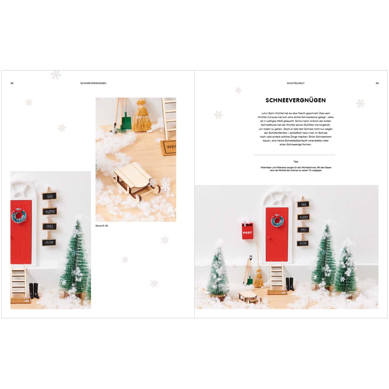 Rico Wichtelwelten von Rico Design Rico Wichtelwelten: Weihnachtliche Szene mit roter Tür, Schlitten und Tannenbäumen von Rico Design.