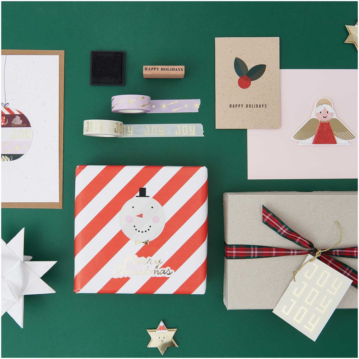 Paper Poetry Geschenkpapier Streifen rot-weiß 70cm 2m 80g/m² von Rico Design Paper Poetry Geschenkpapier mit rot-weißen Streifen, dekoriert mit weihnachtlichen Motiven auf einem grünen Hintergrund. Ideal für festliche Anlässe.