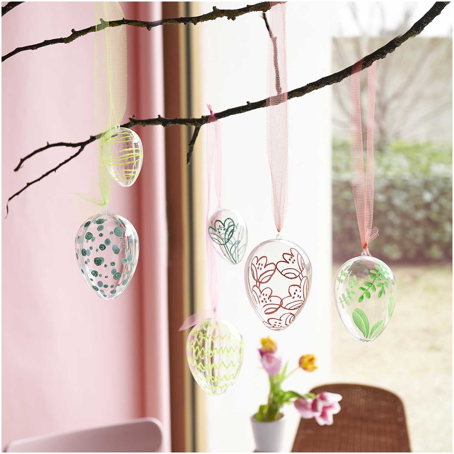 Glas Eier transparent 4 Stück Ø 3cm von Rico Design Glas Eier transparent 4 Stück Ø 3cm von Rico Design, dekorativ an einem Ast hängend, mit bunten Mustern verziert.