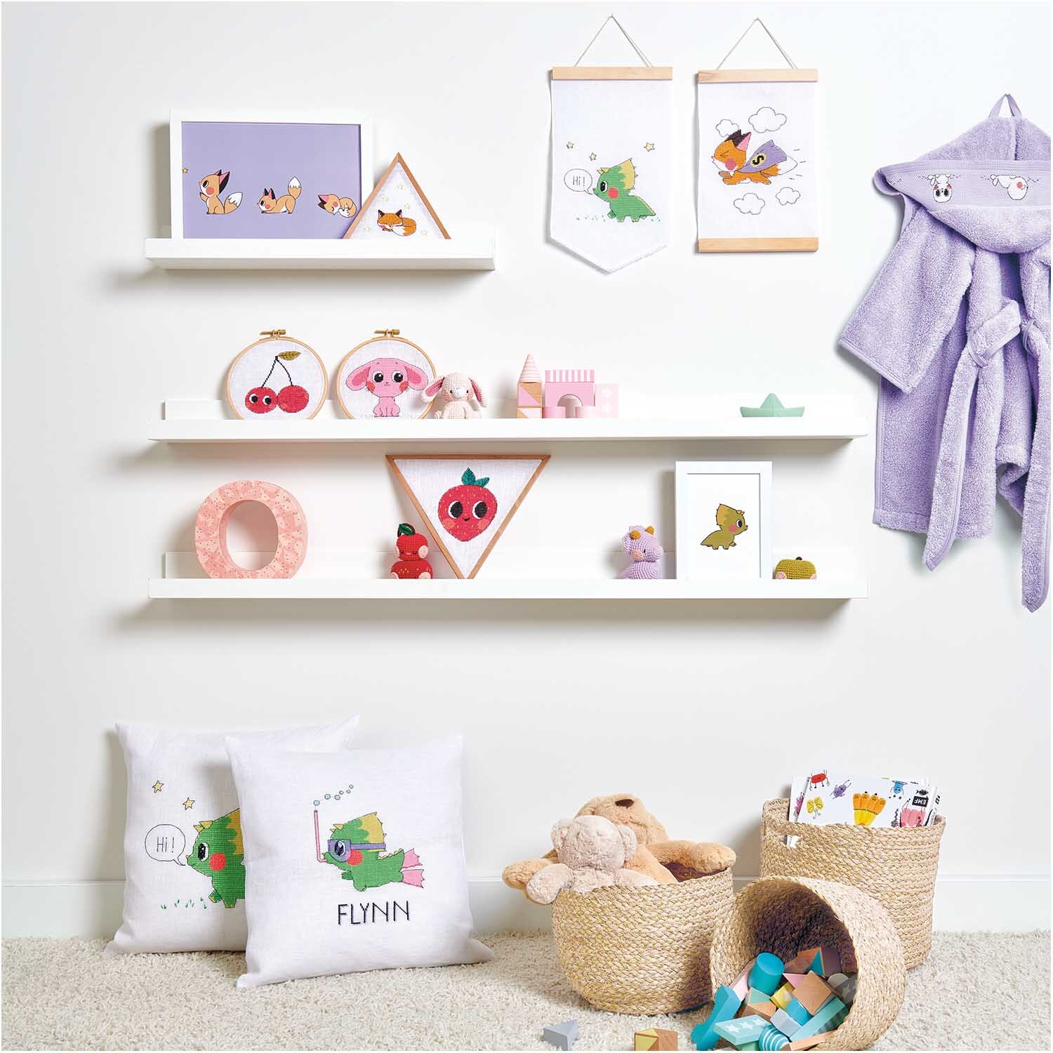Porte-affiche en bois 20cm from Rico Design Posterhänger Holz 20cm zeigt eine Kinderzimmerwand mit Regalen voller bunter Dekorationen.