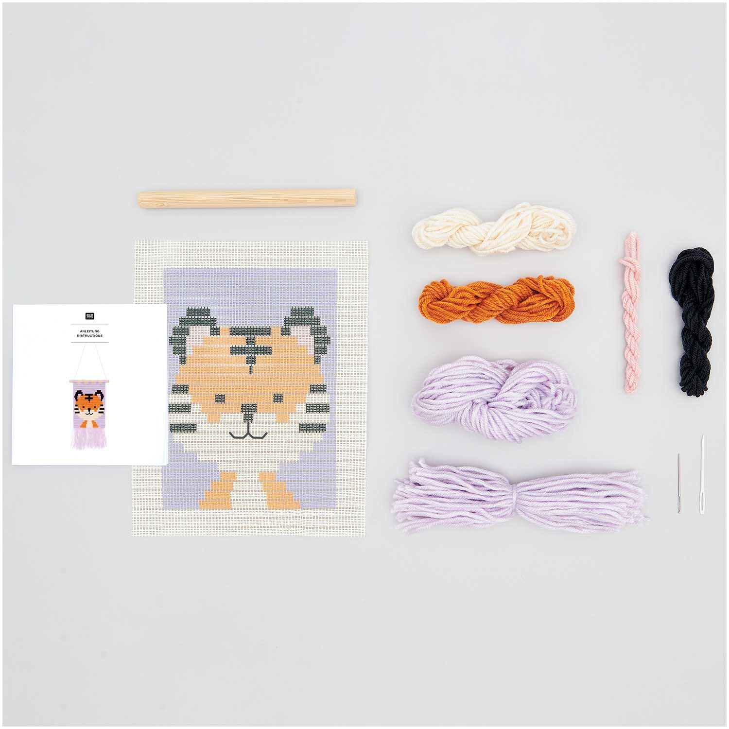 Kit de broderie Longstitch Tigre 18x30cm from Rico Design Longstitch Stickpackung Tiger mit Garnen und Nadeln von Rico Design, zeigt ein Tiger-Motiv auf 18x30cm Stoff.