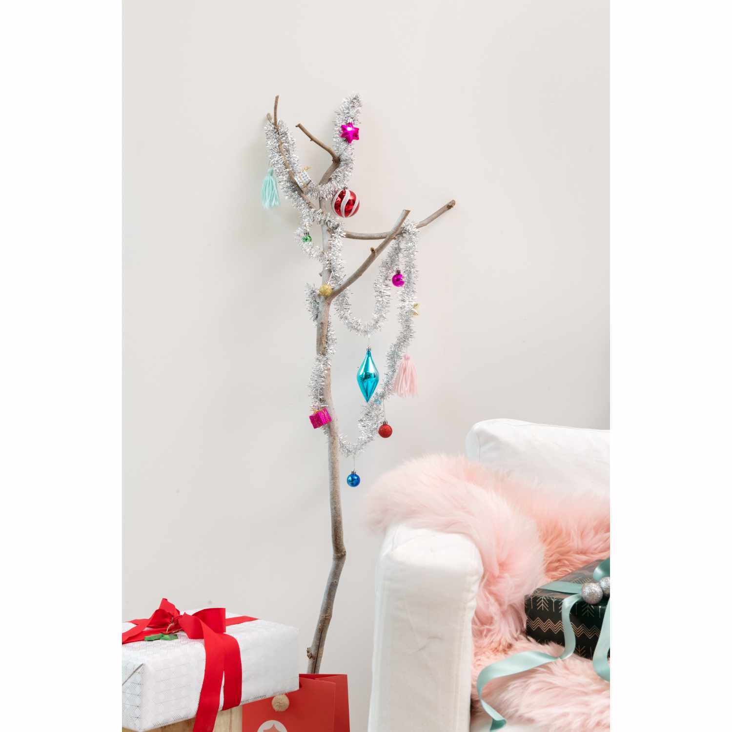 Girlande Lametta mit Dekor 2,5m von Rico Design Girlande Lametta mit Dekor 2,5m schmückt einen Ast mit bunten Ornamenten, ideal für festliche Dekorationen.