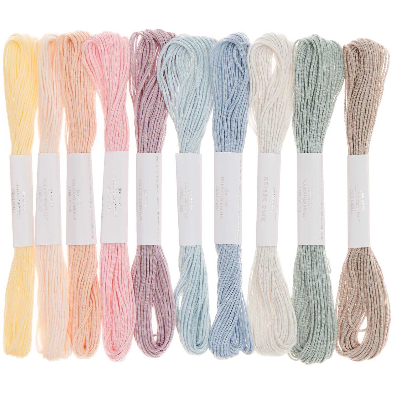Set de fils à broder pastel 10 pièces 10-teilig from Rico Design Stickgarn Set Pastell: Zehn Stränge in sanften Pastelltönen von Rico Design, ideal für kreative Projekte.