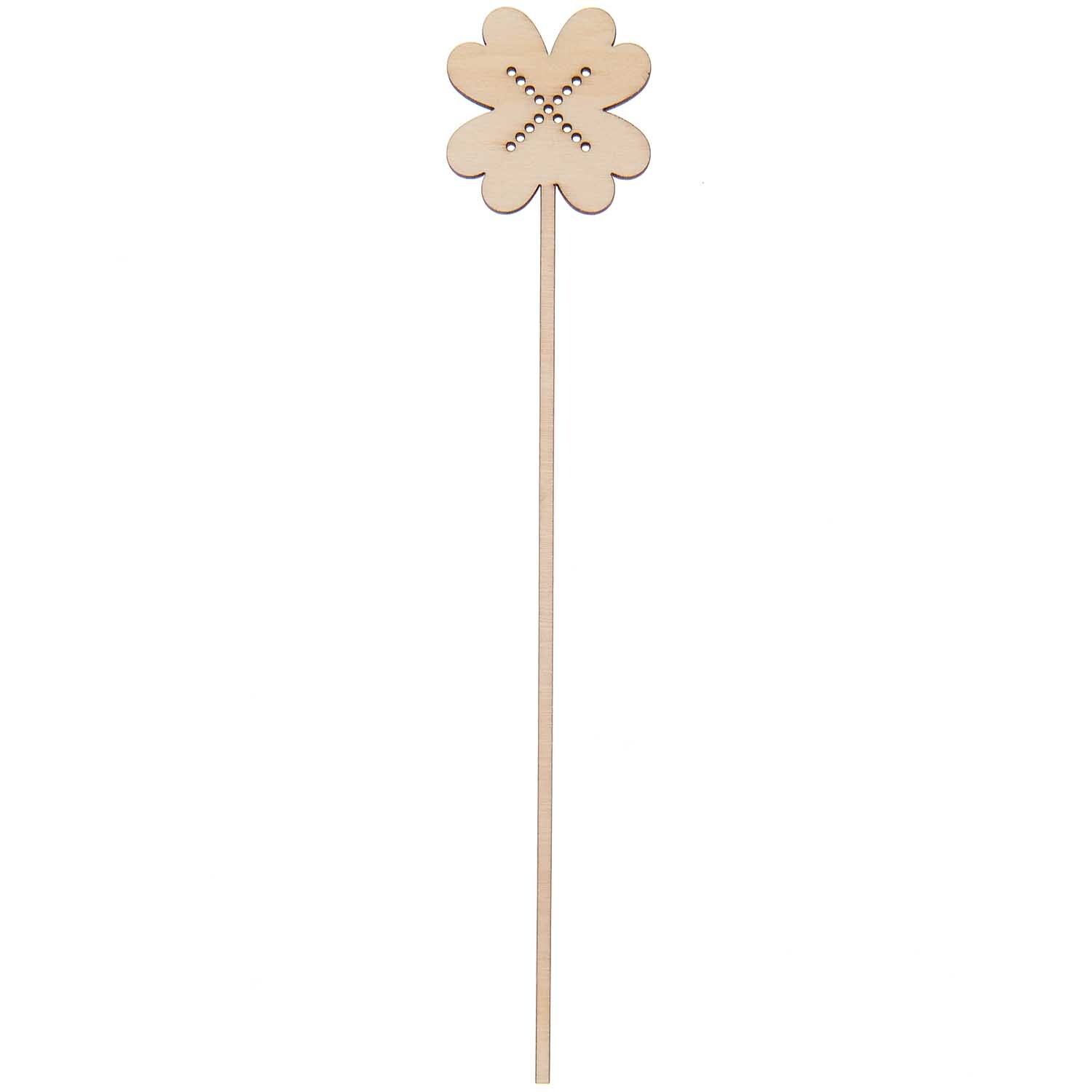 Holzpicker Kleeblatt 26x5cm von Rico Design: Ein natürlicher Holzstab mit Kleeblatt-Design, ideal für Dekorationen.