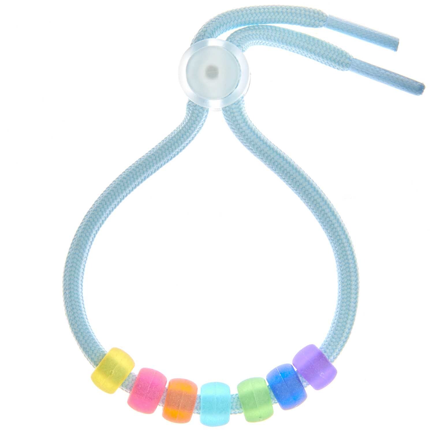 itoshii - Ponii Beads frozen Regenbogen 9x6mm 400 Stück von Rico Design Itoshii - Ponii Beads auf blauem Band, bunte Perlen in Regenbogenfarben, 9x6mm, 400 Stück.