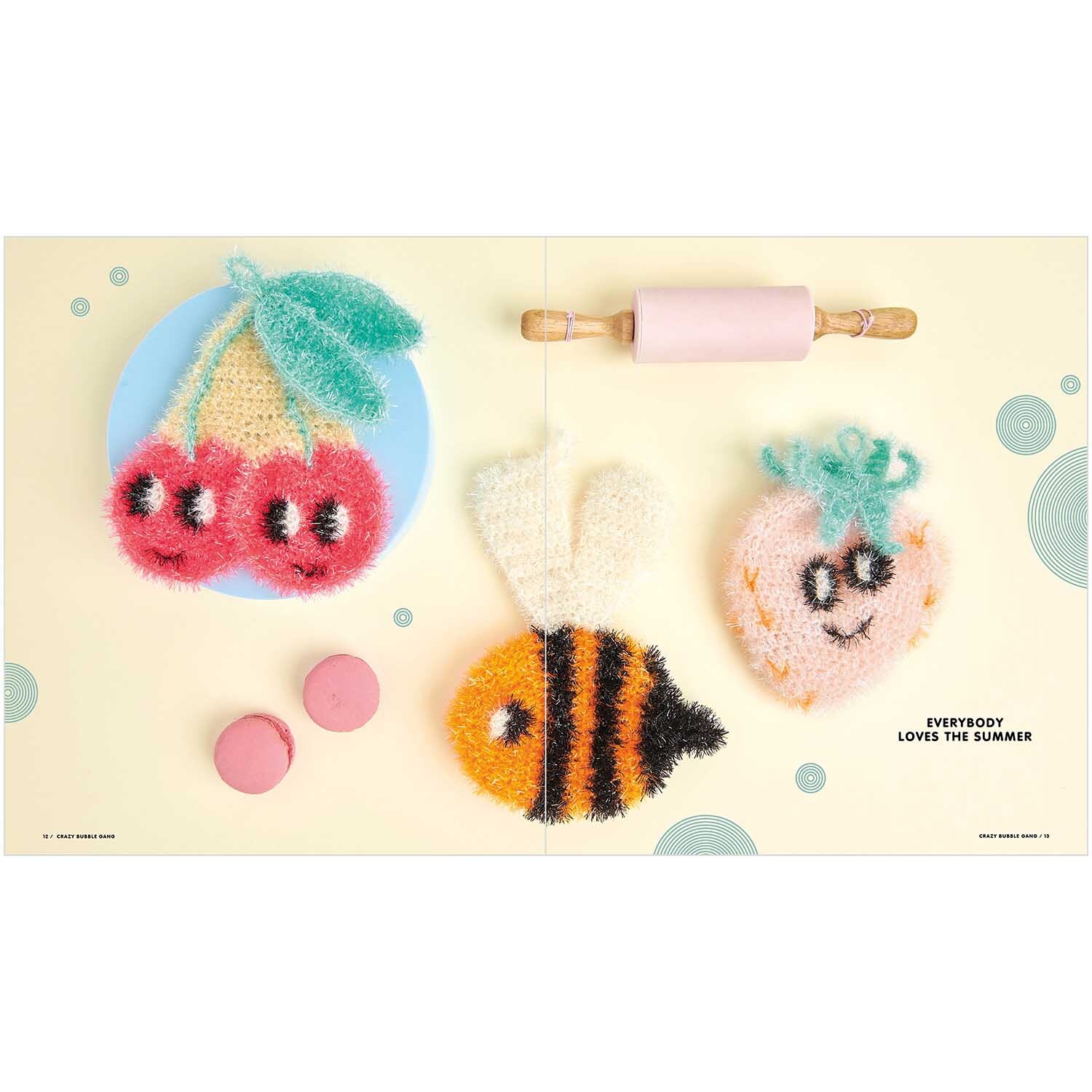 Creative Bubble - Crazy Bubble Gang von Rico Design Crazy Bubble Gang: Bunte, gestrickte Früchte und Biene von Rico Design auf hellem Hintergrund mit Nudelholz.