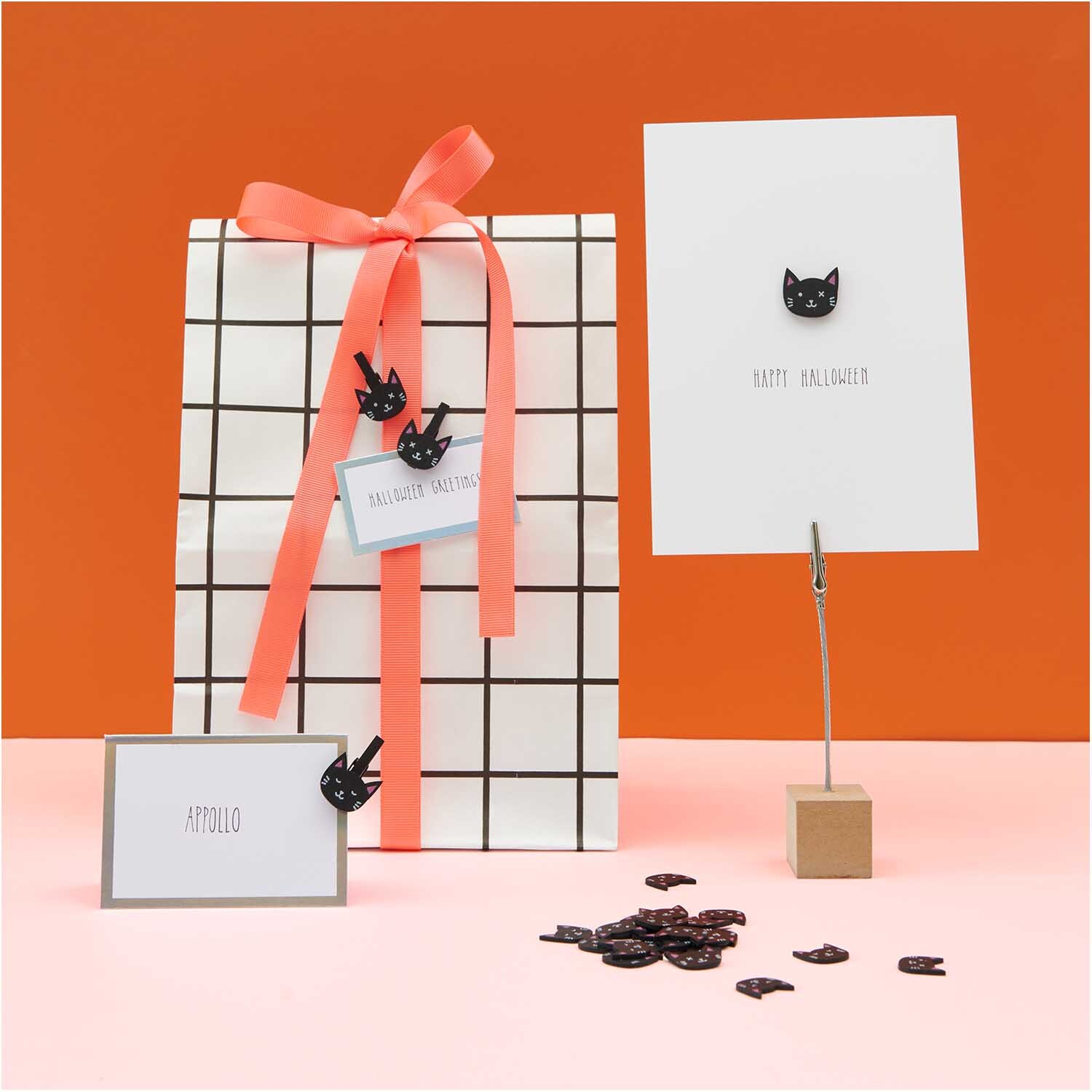 Holzstreu Katzen Mix schwarz 48 Stück von Rico Design Holzstreu Katzen Mix schwarz 48 Stück, dekorativ auf Geschenk und Karten arrangiert, vor orangefarbenem Hintergrund.