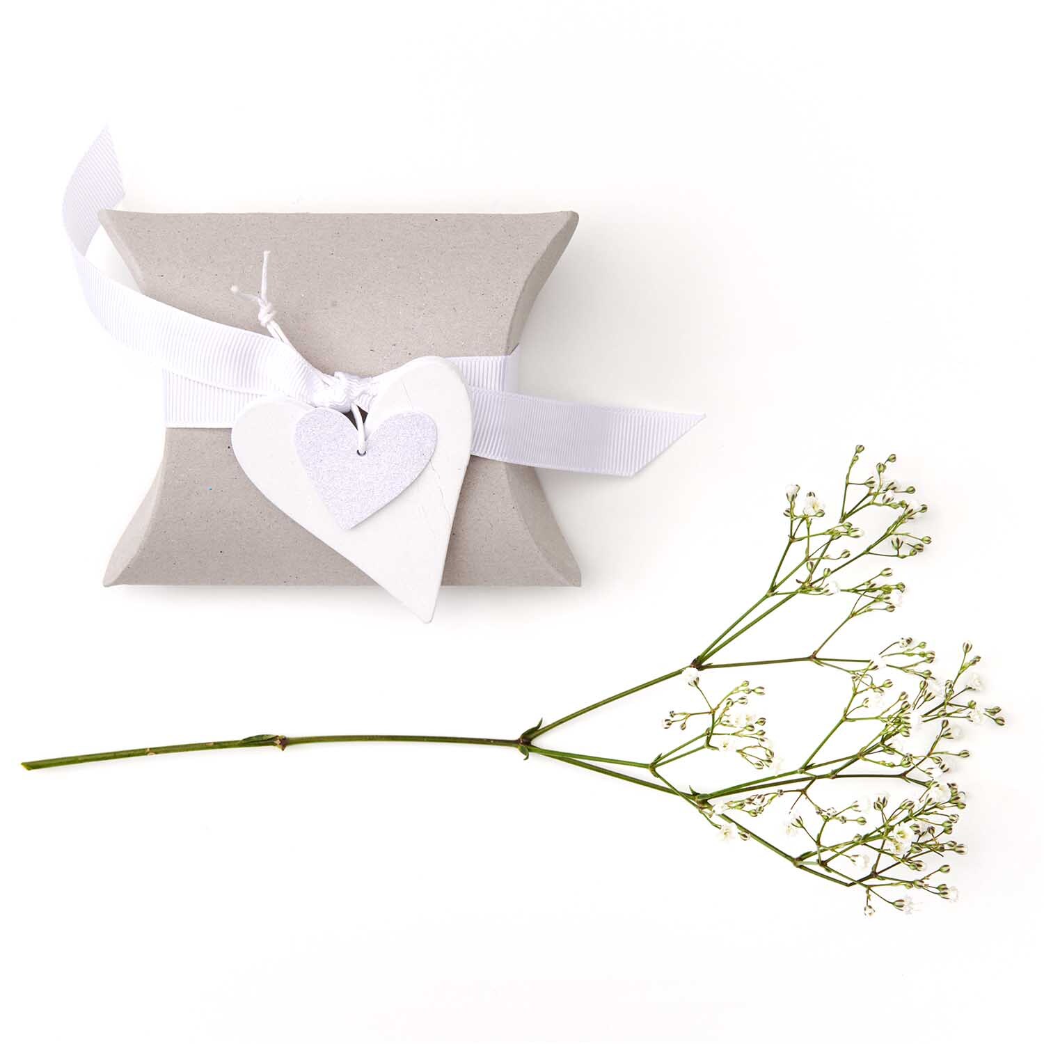 Holzhänger Herz weiß von Rico Design Holzhänger Herz weiß: Elegantes weißes Herz aus Holz von Rico Design, dekoriert mit Schleife und Geschenkbox.