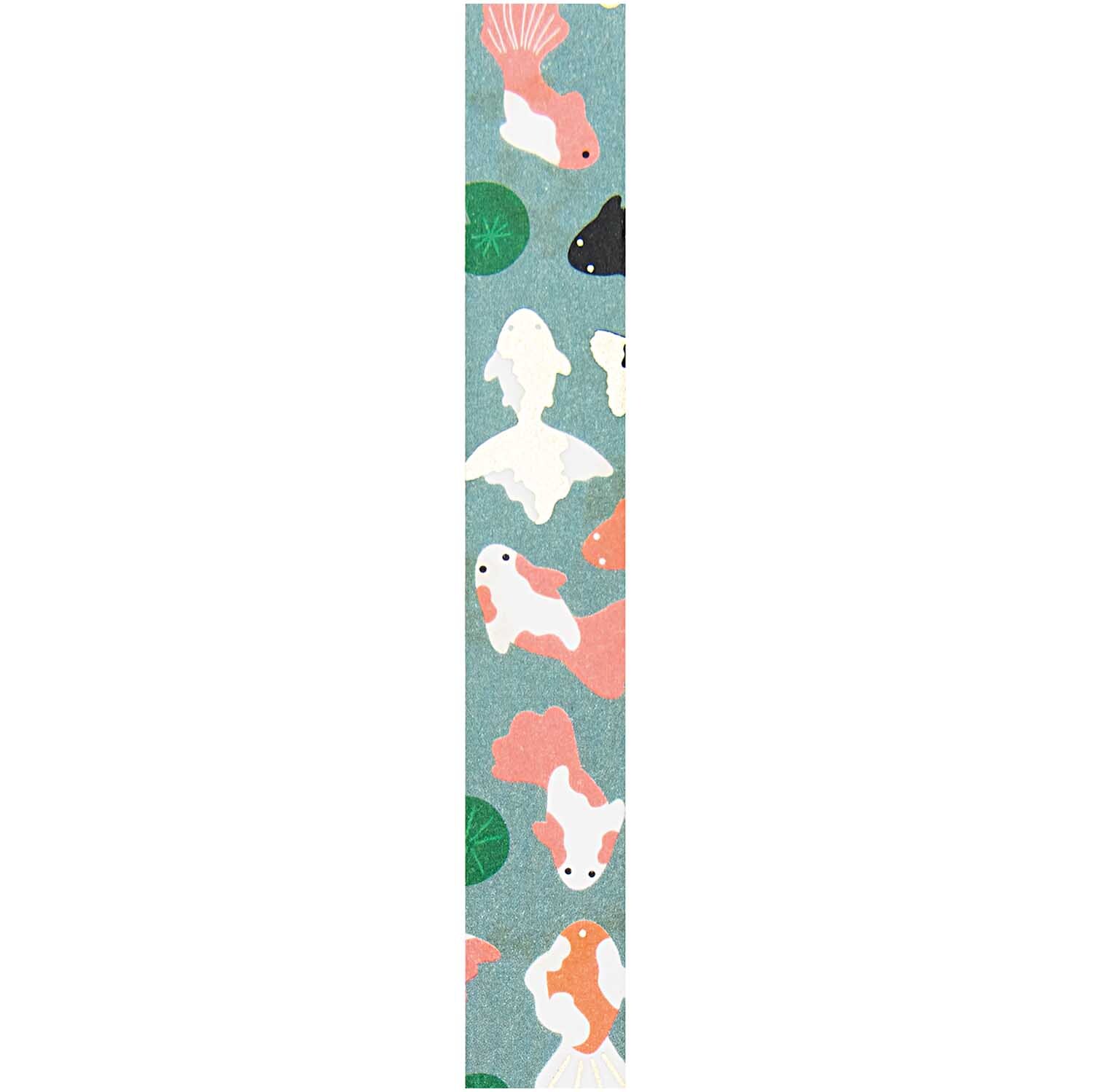 Paper Poetry Tape Jardin Japonais Kois zeigt bunte Koi-Fische auf blauem Hintergrund, ideal für kreative Projekte. Marke: Rico Design.
