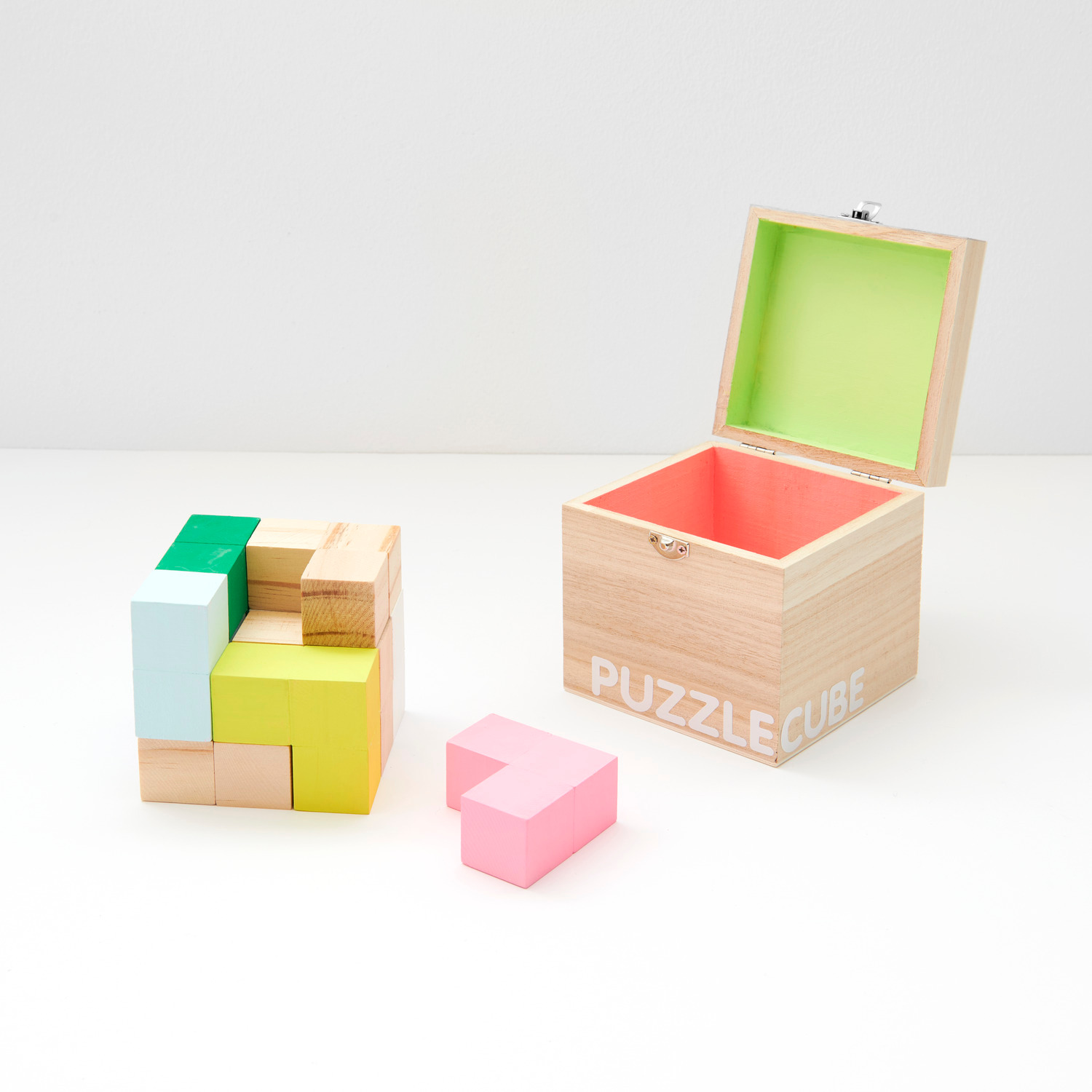 Holzwürfel 3x3x3cm 18 Stück von Rico Design Holzwürfel, 3x3x3cm 18 Stück, von Rico Design. Bunte Würfel und offene Box mit grünem und rosa Innenraum.