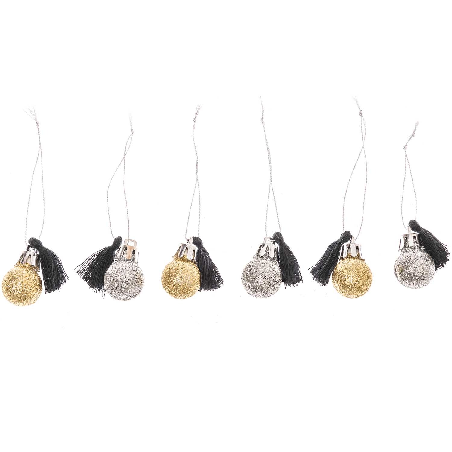 Mini-Kugel-Anhänger in Gold und Silber, 6 Stück von Rico Design, mit schwarzen Quasten verziert.