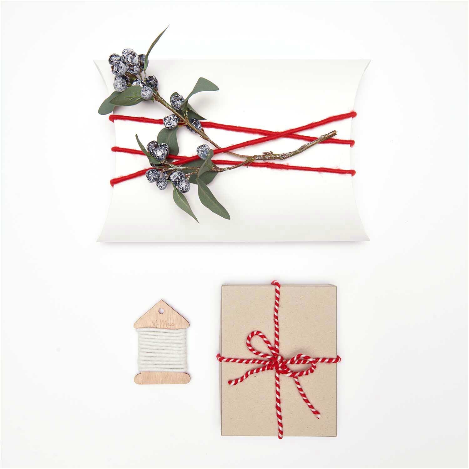 Kordel 3m Farbe Rot von Rico Design Kordel 3m: Geschenkverpackung mit roter Schnur und Zweigen, dekoriert von Rico Design.