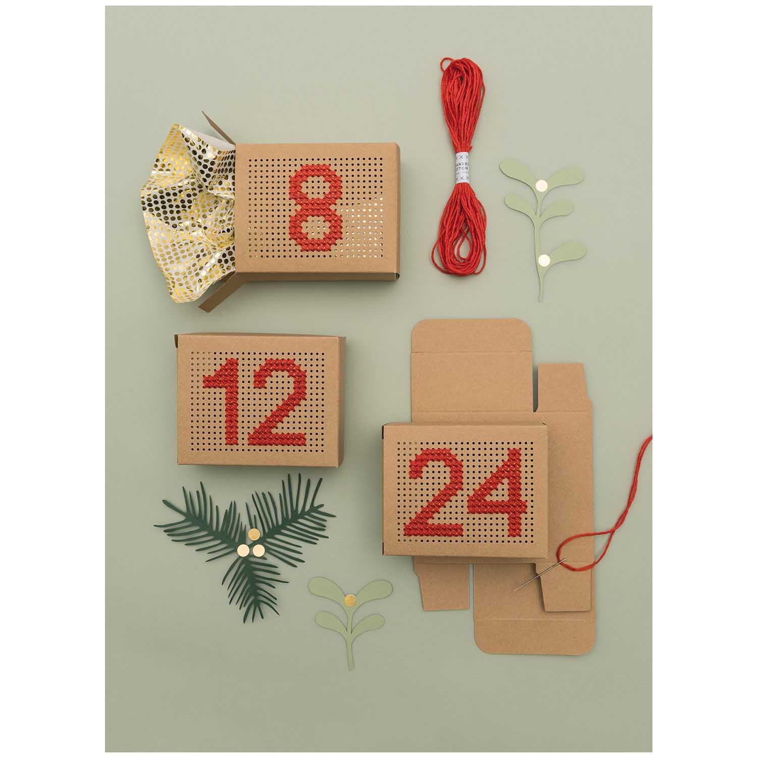 Paper Poetry Adventskalender Boxen zum Besticken Farbe Natur von Rico Design Paper Poetry Adventskalender Boxen zum Besticken von Rico Design. Enthält Boxen mit roten Zahlen und Stickgarn auf grünem Hintergrund.