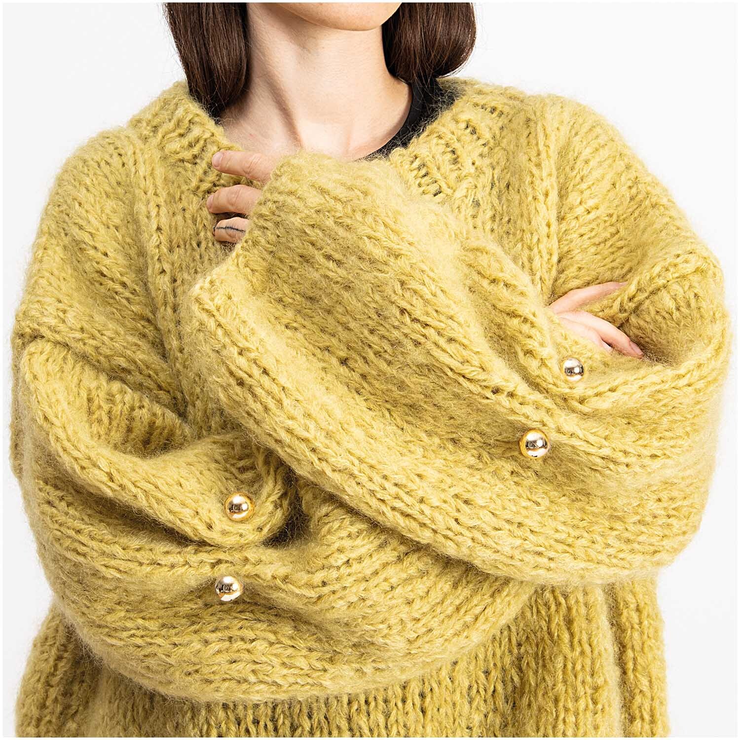 Zwei-Perlen-Pin 65mm 1 Stück Farbe Gold von Rico Design Zwei-Perlen-Pin 65mm 1 Stück von Rico Design an einem gelben Strickpullover befestigt.