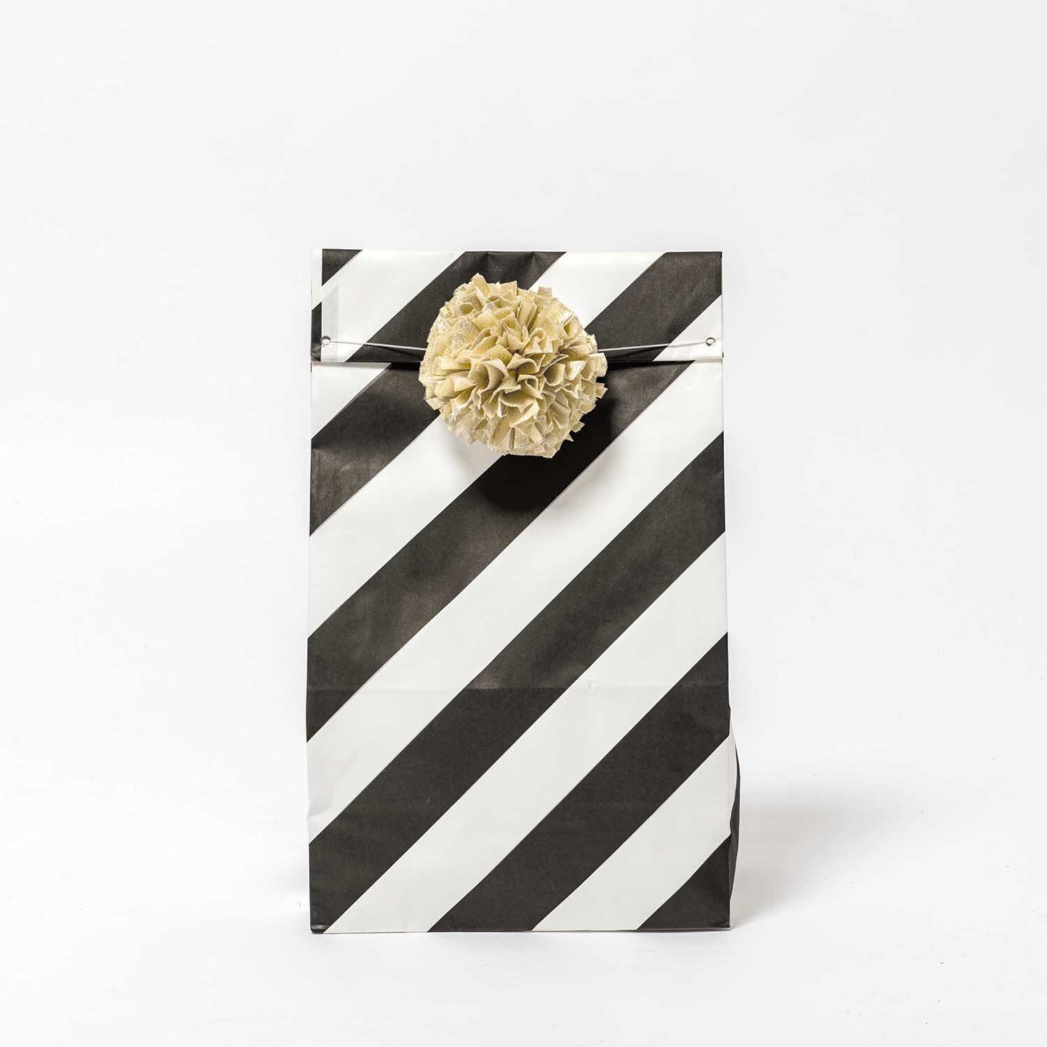 Paper Poetry Maxi-Blockbodenbeutel M Streifen 51x23x13,5cm 2 Stück Farbe Schwarz-Weiß von Rico Design Paper Poetry Maxi-Blockbodenbeutel M mit Streifenmuster, 51x23x13,5cm, 2 Stück, dekorativ.