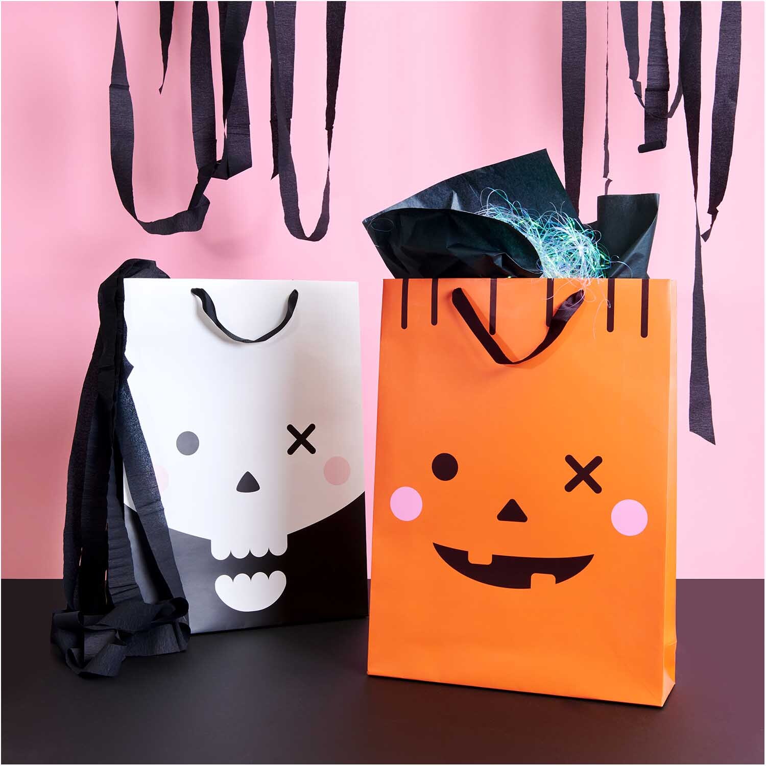Paper Poetry Geschenktüte Kürbis 33x45x12cm von Rico Design Paper Poetry Geschenktüte Kürbis 33x45x12cm mit fröhlichem Kürbisgesicht, ideal für Halloween.