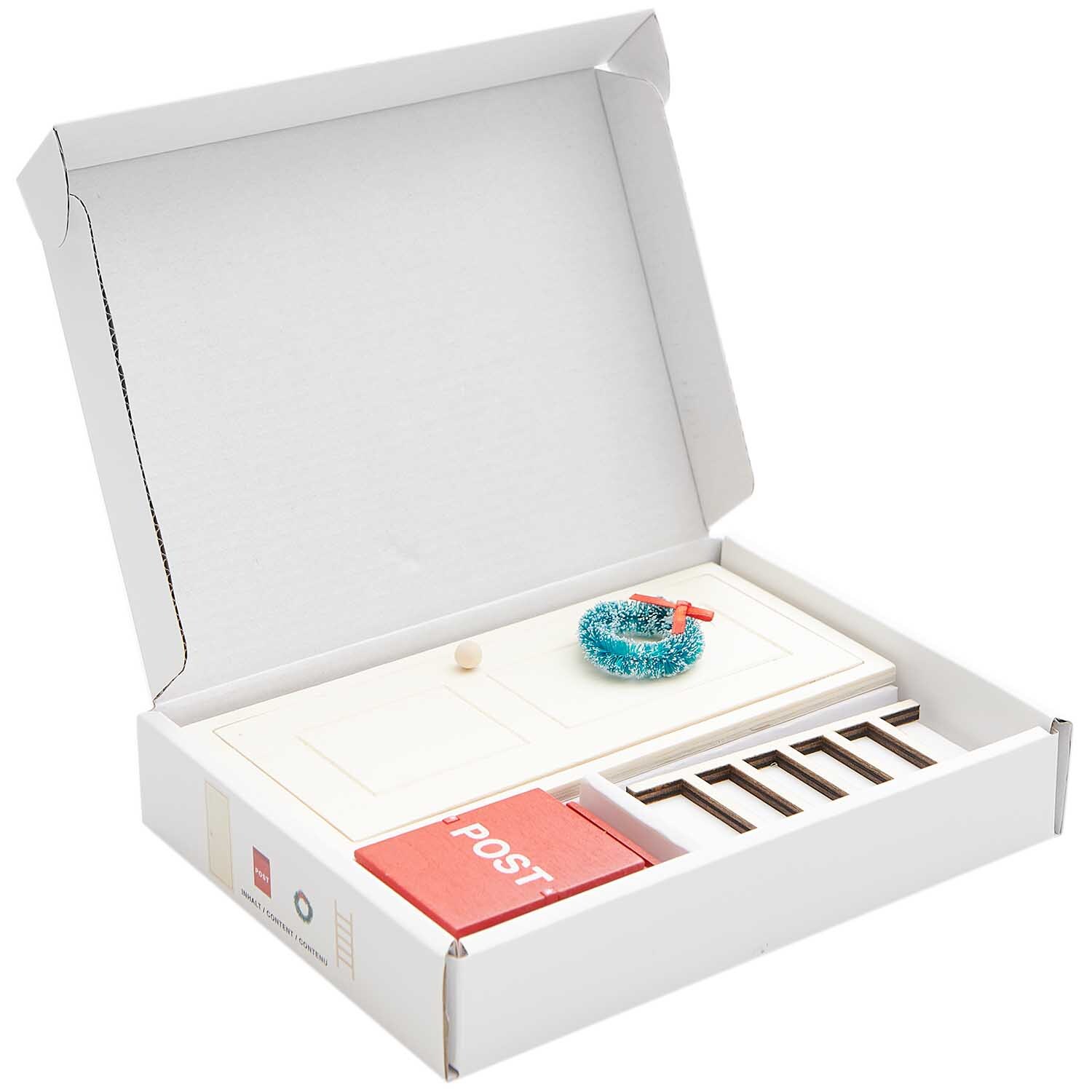 Wichtelwelt Starter-Set 4-teilig von Rico Design Wichtelwelt Starter-Set von Rico Design, 4-teilig, in geöffneter Box mit Miniaturleiter und Postkarte.