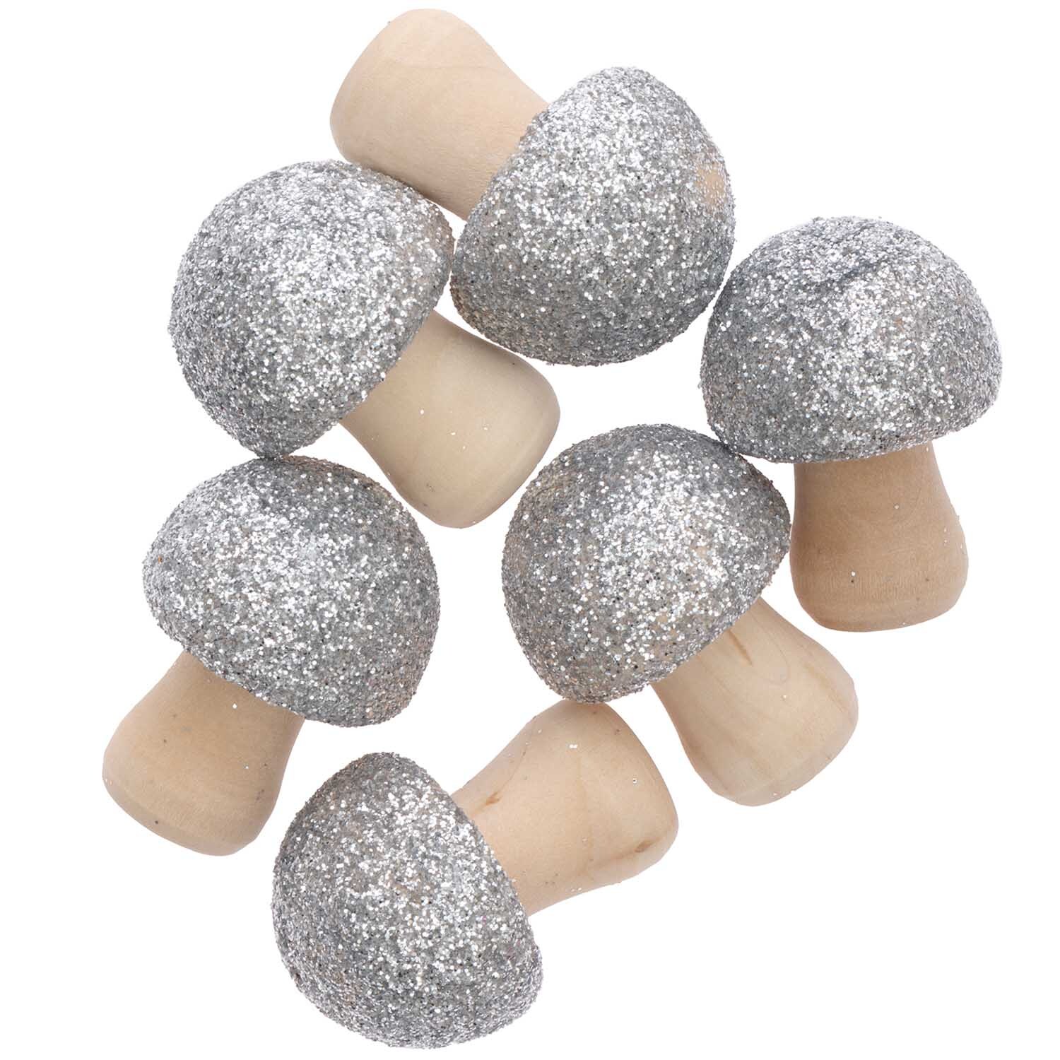 3D-Holzstreu Pilz mit Glitter: Sieben silberne, glitzernde Pilze von Rico Design auf schwarzem Hintergrund.