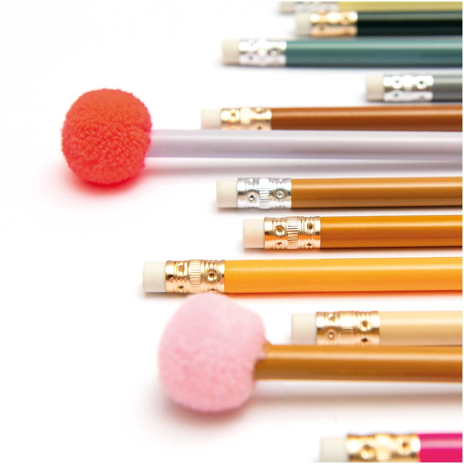 Paper Poetry Bleistift mit Pompon Farbe Rosa von Rico Design Paper Poetry Bleistift mit Pompon in verschiedenen Farben, darunter Rosa und Karamell, von Rico Design.