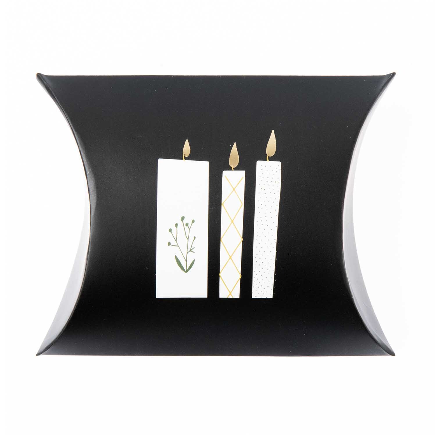 Paper Poetry Geschenkschachteln Nostalgic Christmas senf 6 Stück von Rico Design Paper Poetry Geschenkschachteln zeigen drei stilisierte Kerzen auf schwarzem Hintergrund, ideal für festliche Anlässe.