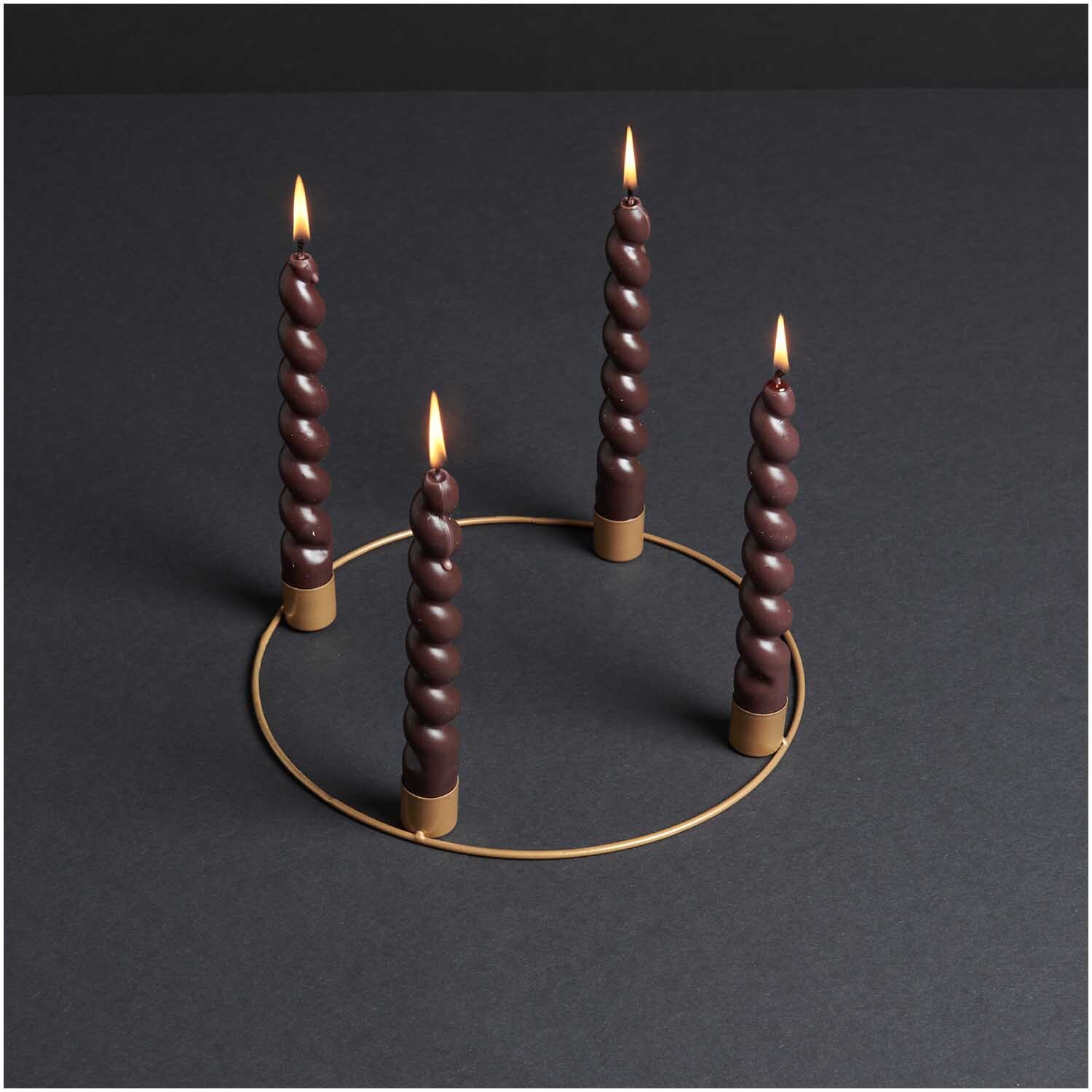 Metallring Adventskranz Ø 25cm Farbe Gold Matt von Rico Design Metallring Adventskranz Ø 25cm mit vier gedrehten, brennenden Kerzen auf schwarzem Hintergrund. Goldener, matter Ring von Rico Design.