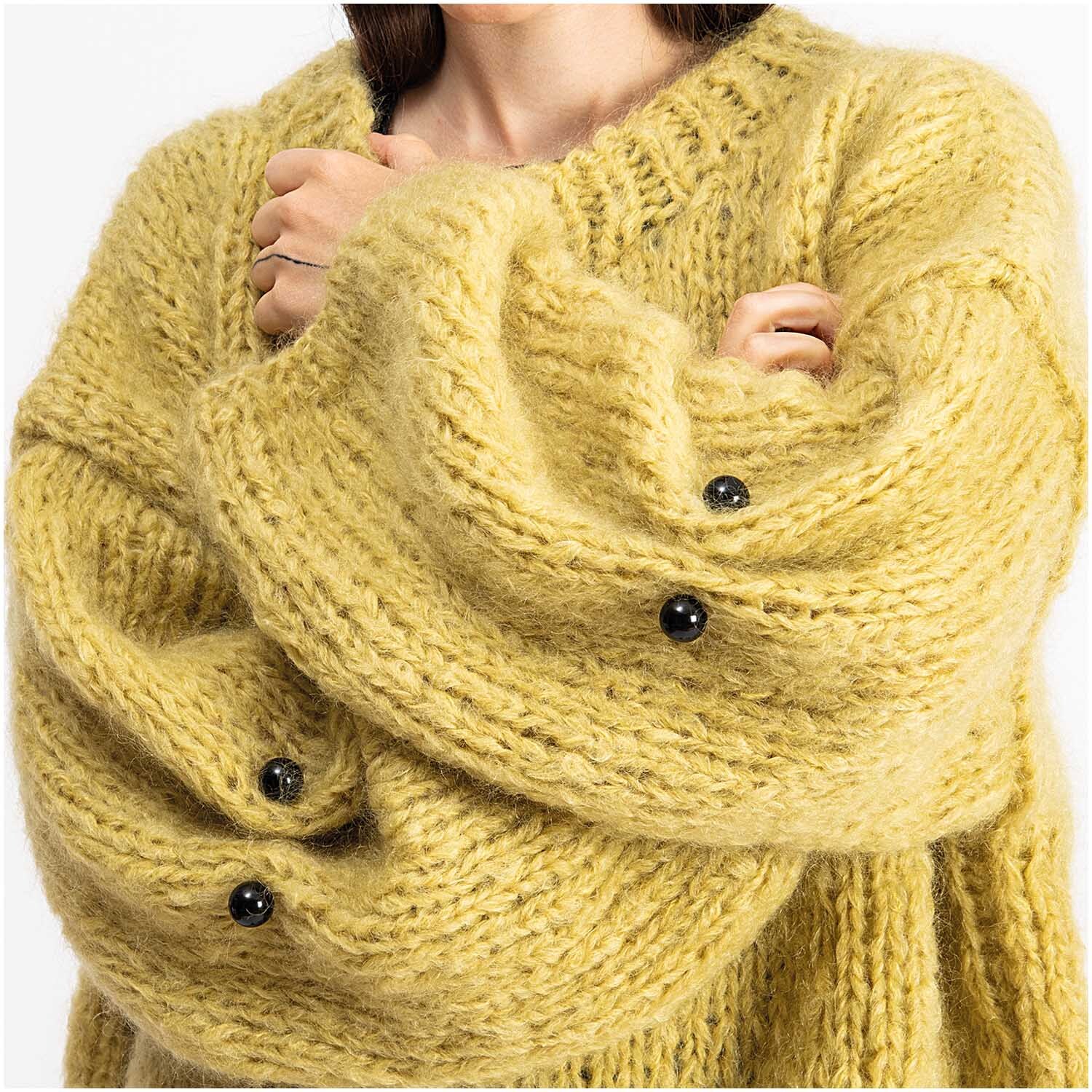 Zwei-Perlen-Pin 65mm 1 Stück Farbe Schwarz von Rico Design Zwei-Perlen-Pin 65mm 1 Stück von Rico Design an einem gelben Strickpullover befestigt.