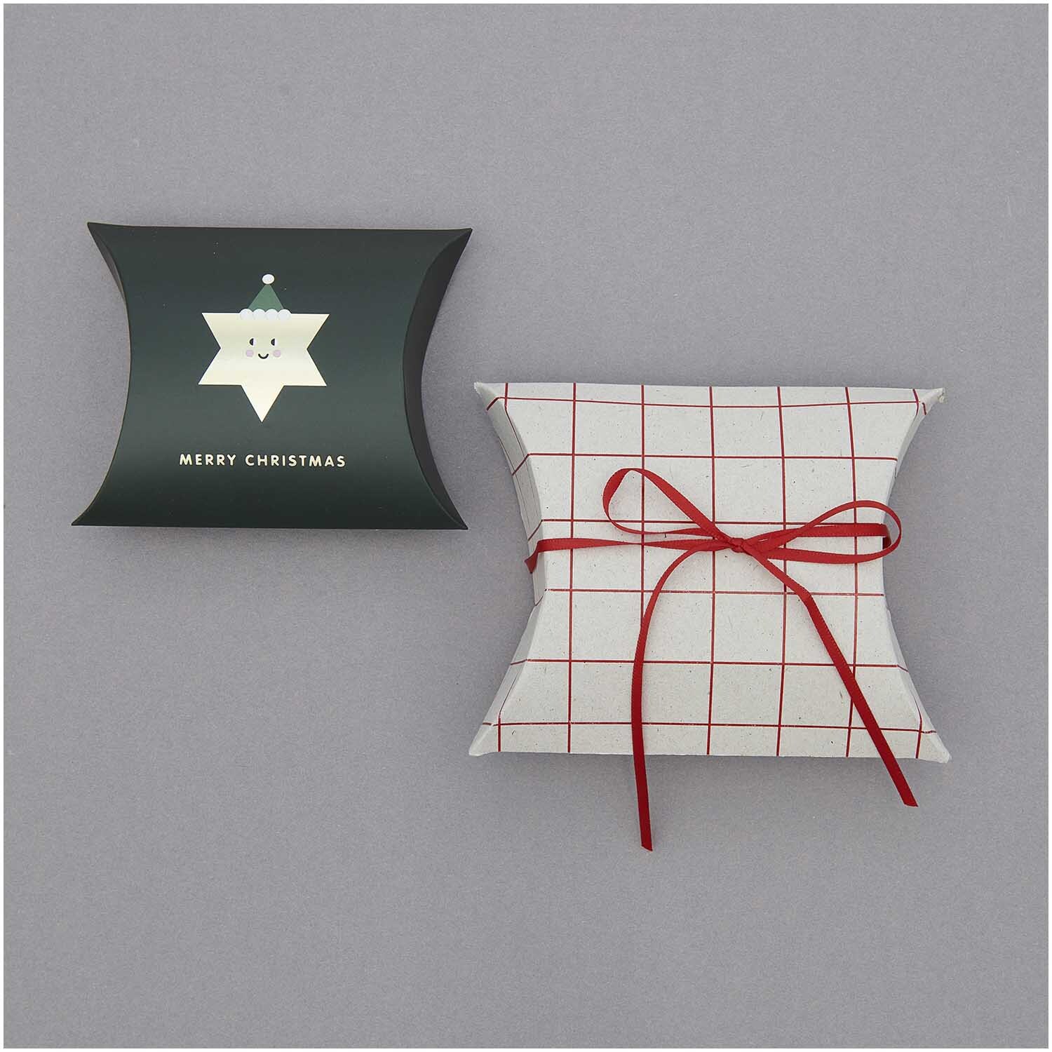 Paper Poetry Satinband 3mm 3m: Geschenkverpackung mit rotem Band, dekoriert für Weihnachten, von Rico Design.
