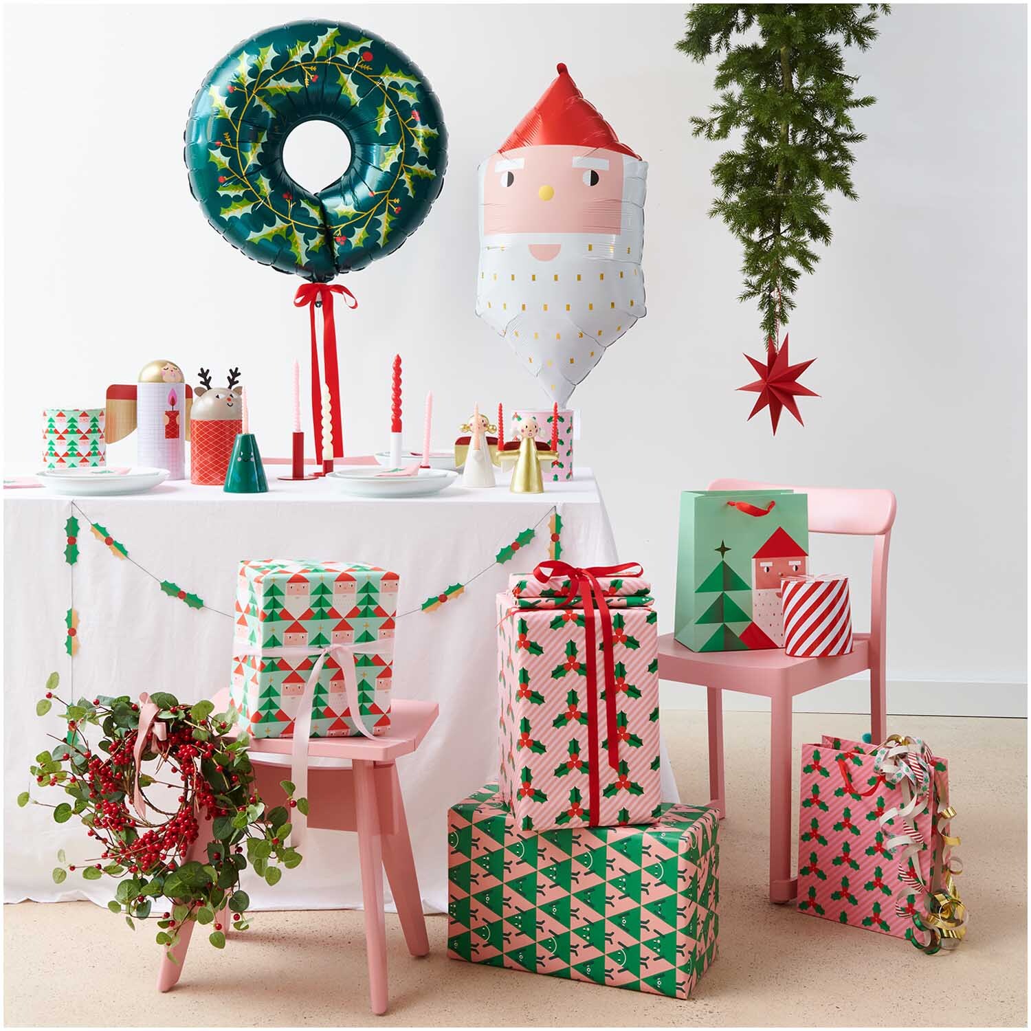 Beerenkranz rot Ø12cm von Rico Design auf einem festlich dekorierten Tisch mit Geschenken und Ballons.