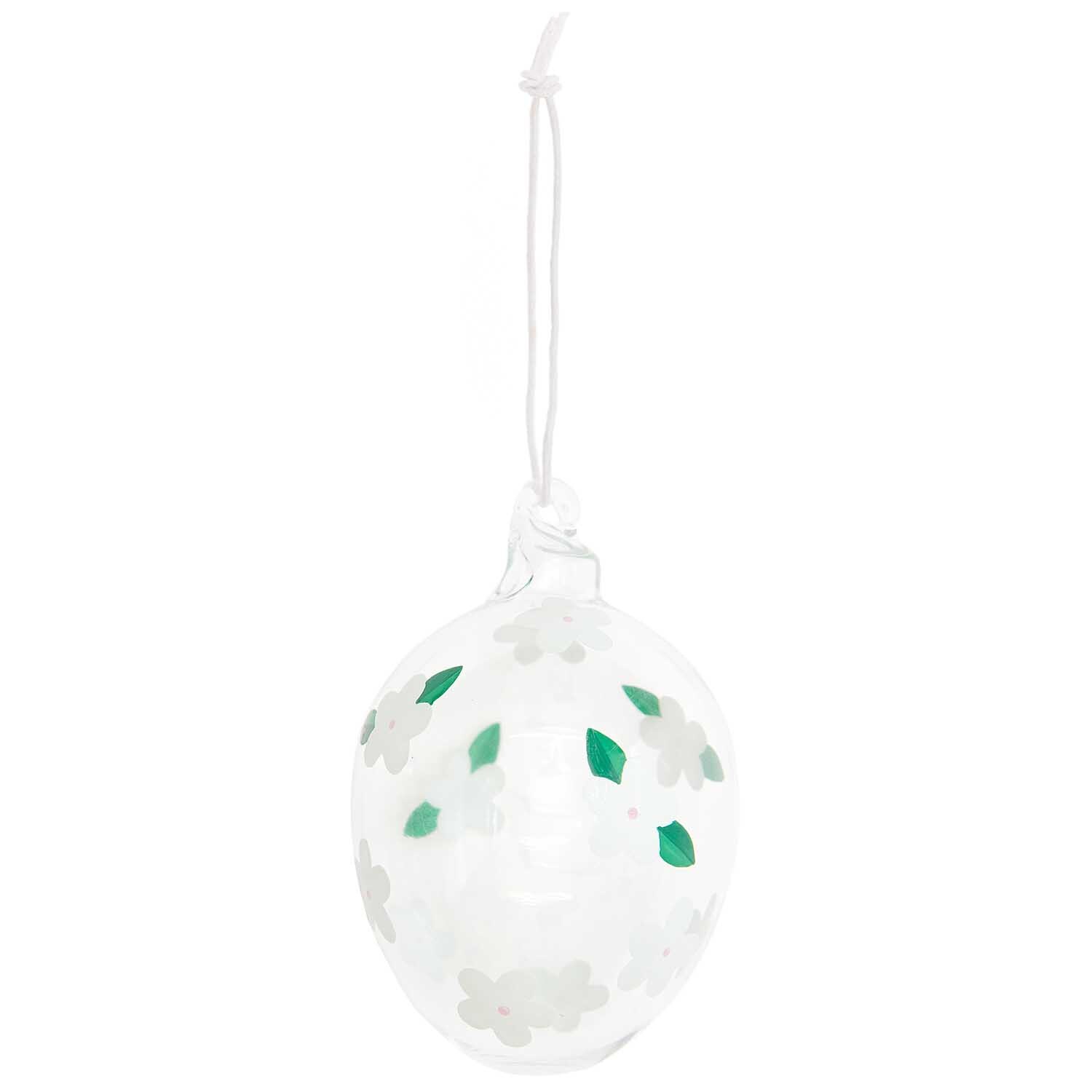 Glas Ei Erdbeerblüte handbemalt Ø 6cm von Rico Design, verziert mit weißen Blüten und grünen Blättern, hängend an einer Schnur.