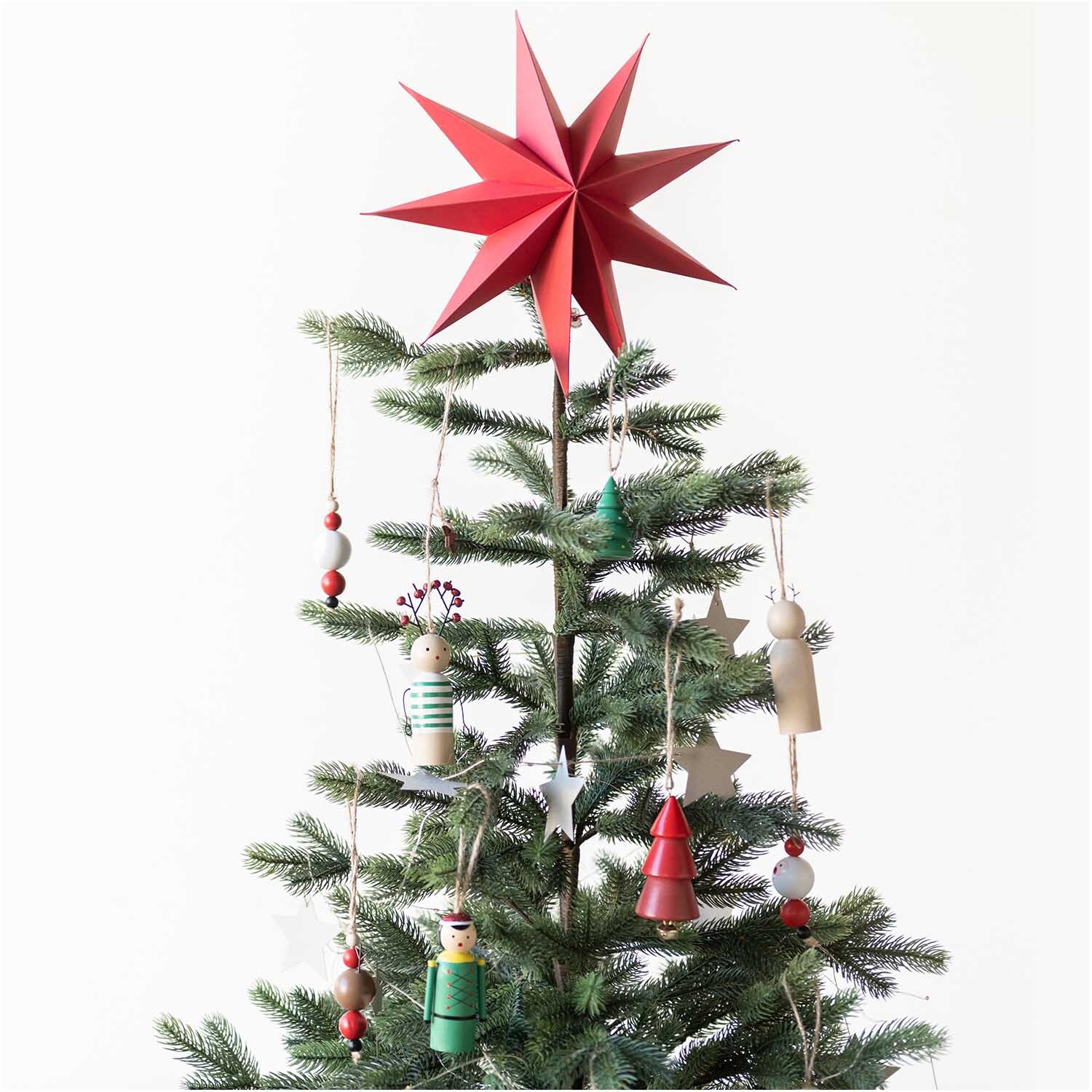 Holzhänger Santa aus Holzkugeln rot-weiß 3x16cm von Rico Design Holzhänger Santa aus Holzkugeln schmückt einen Weihnachtsbaum. Der Anhänger ist rot-weiß und von Rico Design.