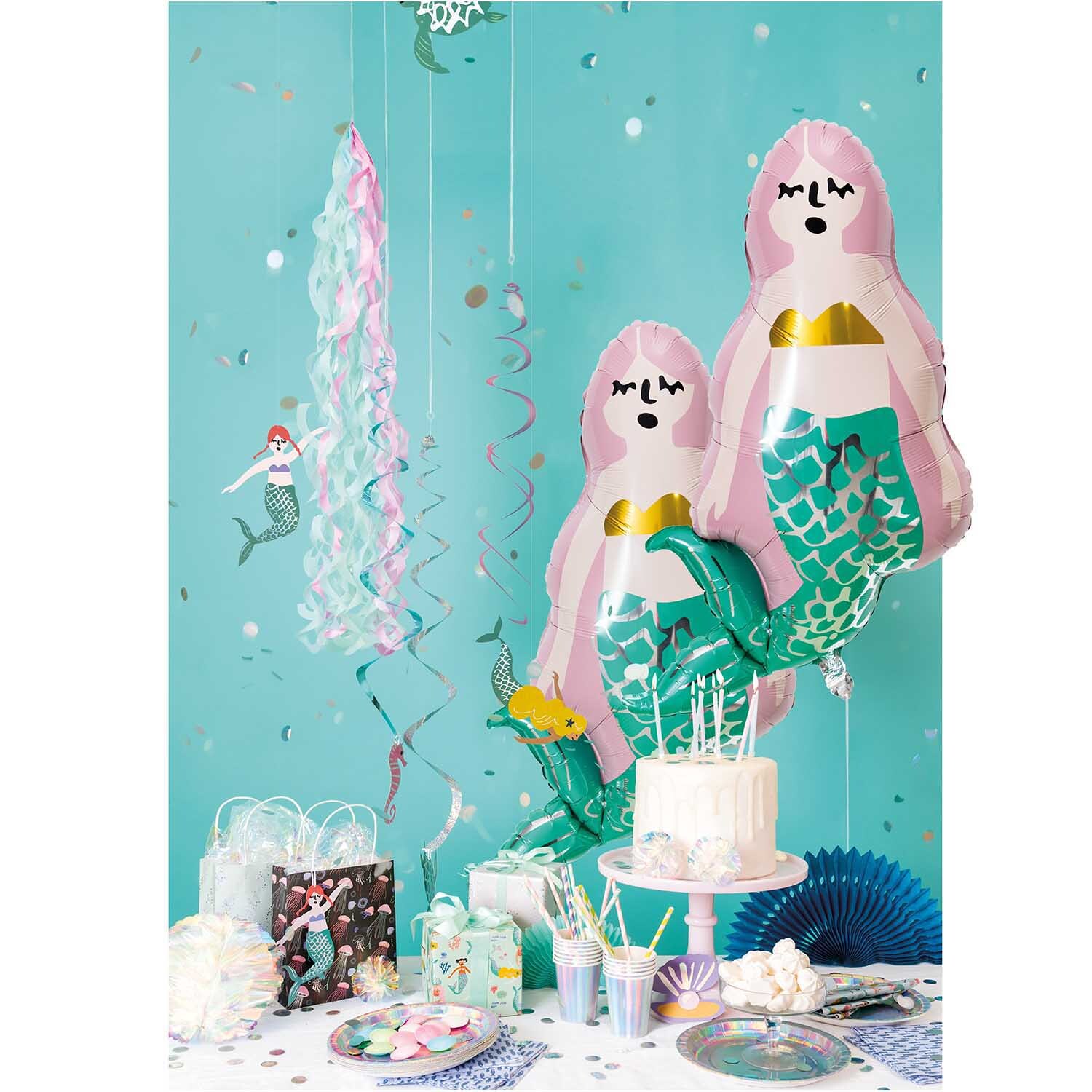 Servietten Mermaid Meerjungfrau 33x33cm 20 Stück von Rico Design Servietten Mermaid Meerjungfrau 33x33cm 20 Stück, umgeben von bunten Partydekorationen und Ballons.