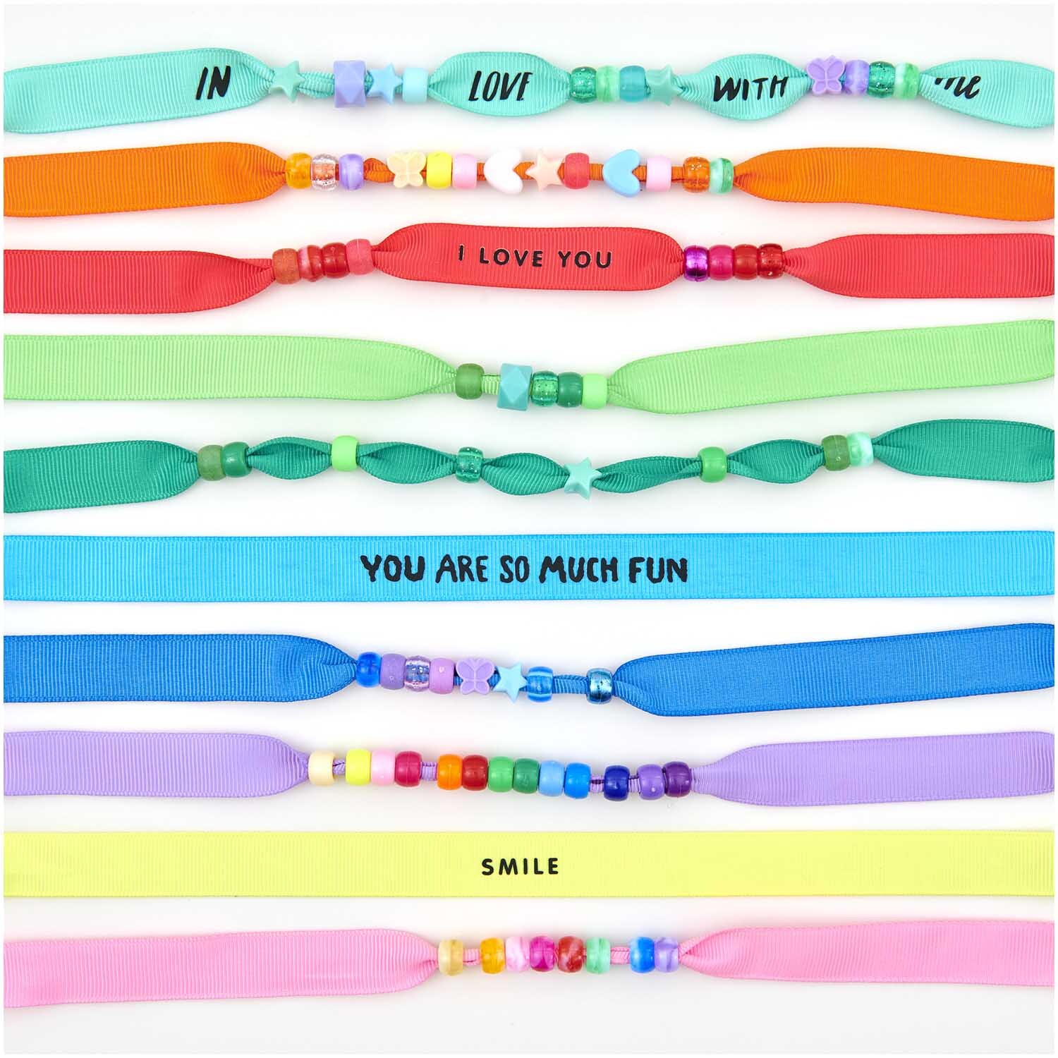 itoshii - Ponii Beads Ripsband Armbänder Regenbogen 10 Stück von Rico Design Itoshii - Ponii Beads Ripsband Armbänder in Regenbogenfarben mit motivierenden Botschaften. Enthält 10 Stück von Rico Design.