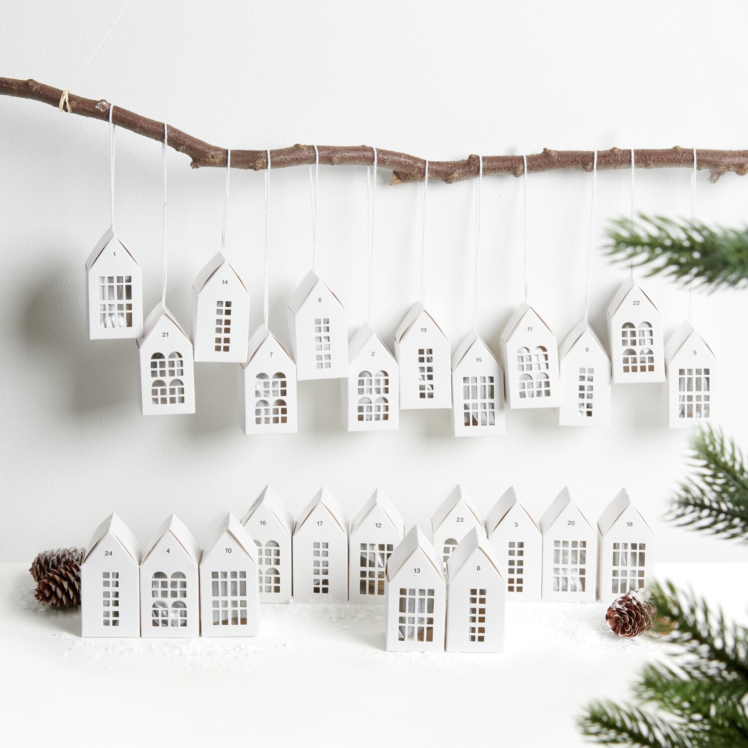 Adventskalender Papphäuser 24 Stück 7x5x5cm Farbe Weiß von Rico Design Adventskalender Papphäuser 24 Stück 7x5x5cm Farbe Weiß von Rico Design