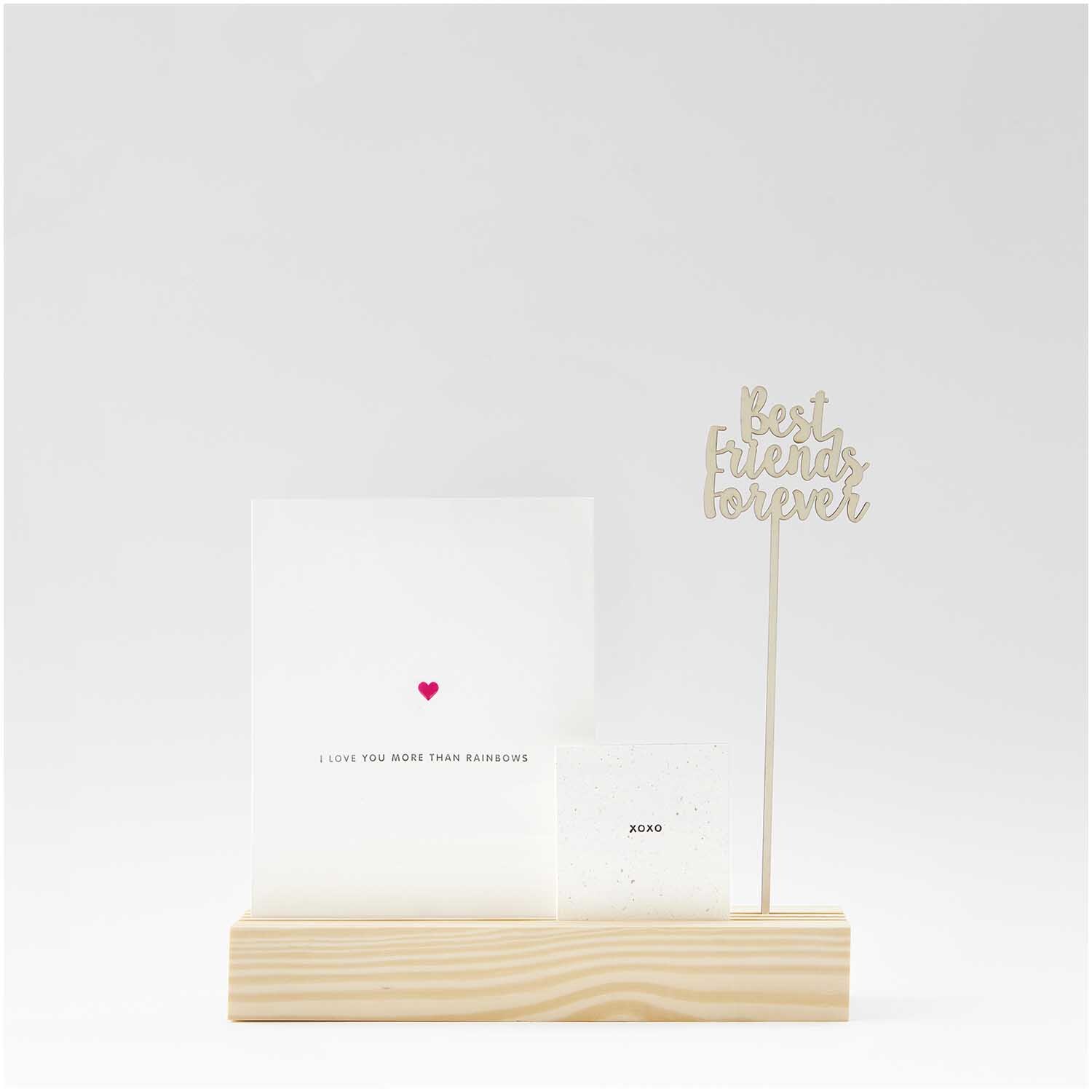 Holzständer für Metallringe 26x5x4cm: Eleganter Holzständer mit Karten und Dekoration, ideal für Geschenke.