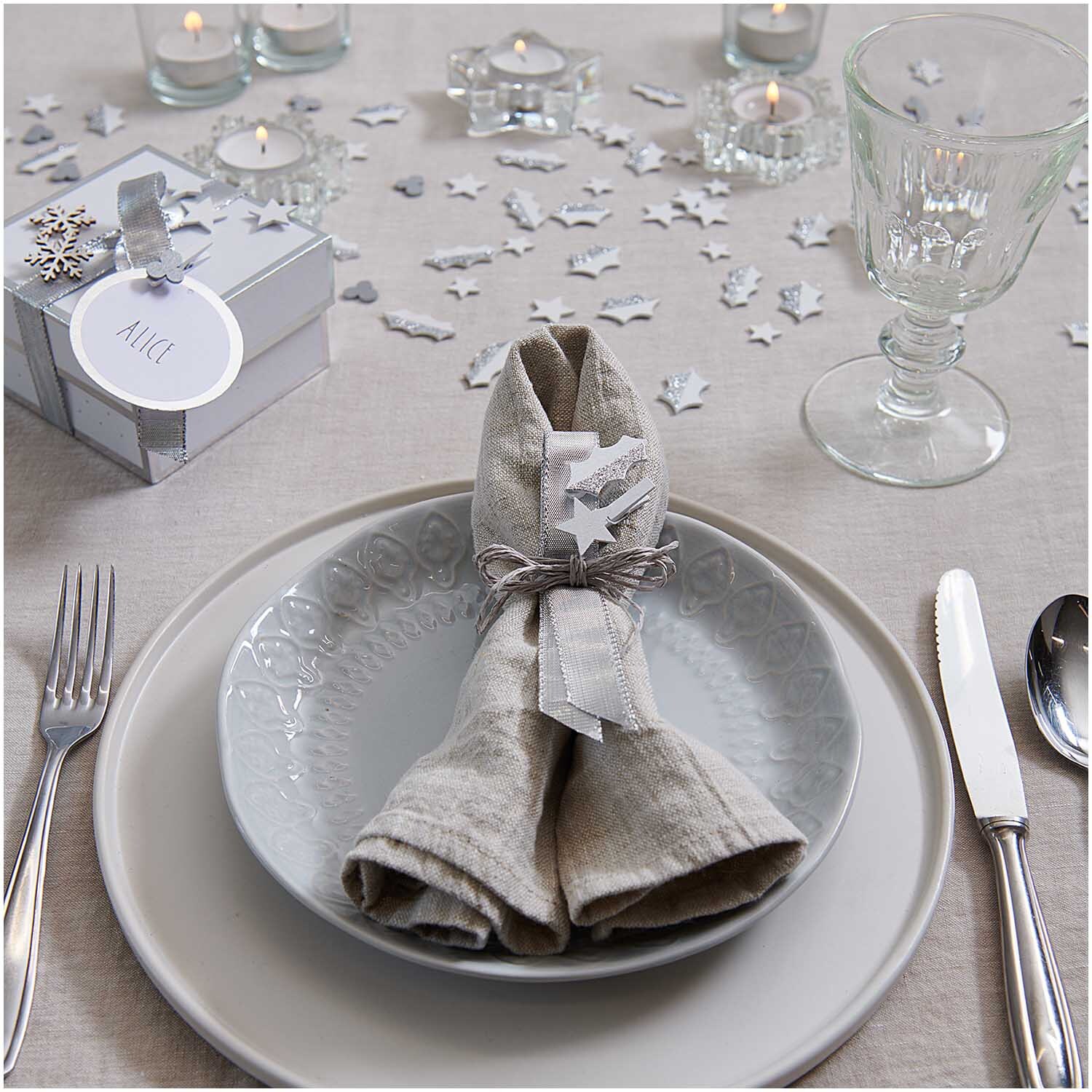 Dekoklammern Stern weiß 3cm 8 Stück von Rico Design Dekoklammern Stern weiß 3cm 8 Stück auf elegant gedecktem Tisch mit Kerzen und Geschenkbox.