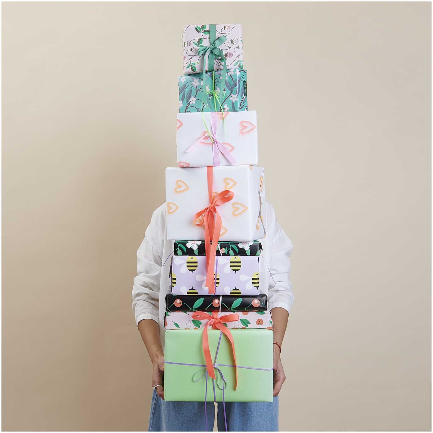 Paper Poetry Geschenkpapier Kirschblütenranken 200x70cm 80g/m² von Rico Design Paper Poetry Geschenkpapier zeigt Kirschblütenranken auf mintfarbenem Hintergrund. Stapel von Geschenken in verschiedenen Designs.