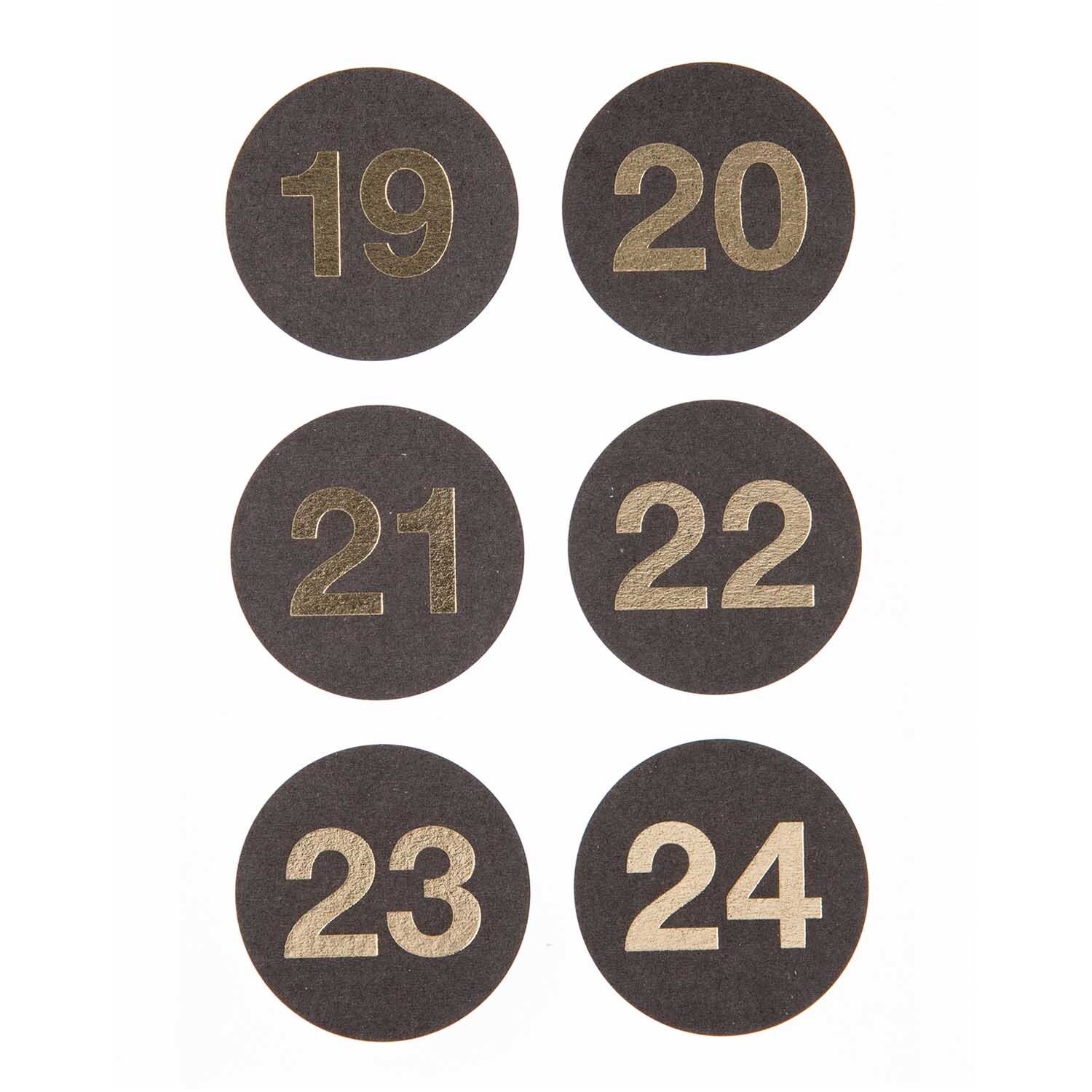 Paper Poetry Adventskalender Sticker Zahlen 1-24 Farbe Schwarz von Rico Design Paper Poetry Adventskalender Sticker Zahlen 1-24 zeigen goldene Zahlen auf schwarzen Kreisen. Ideal für kreative Adventskalender von Rico Design.