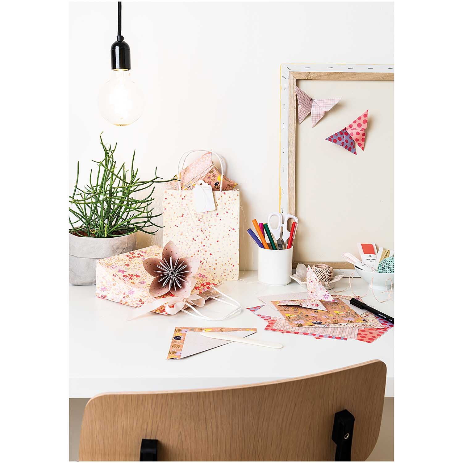 Paper Poetry Geschenkschachteln Crafted Nature Punkte 6 Stück von Rico Design Paper Poetry Geschenkschachteln auf einem Schreibtisch mit Bastelmaterialien und Pflanzen, ideal für kreative Geschenkverpackungen.