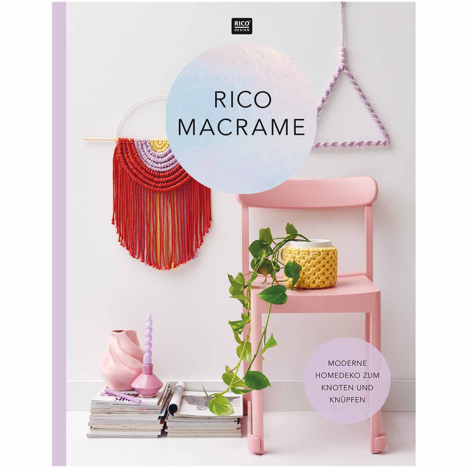 Rico Macrame: Ein rosa Stuhl mit Pflanzen, Makramee-Wanddeko und einem gelben Korb. Ideal für moderne Wohnkultur von Rico Design.