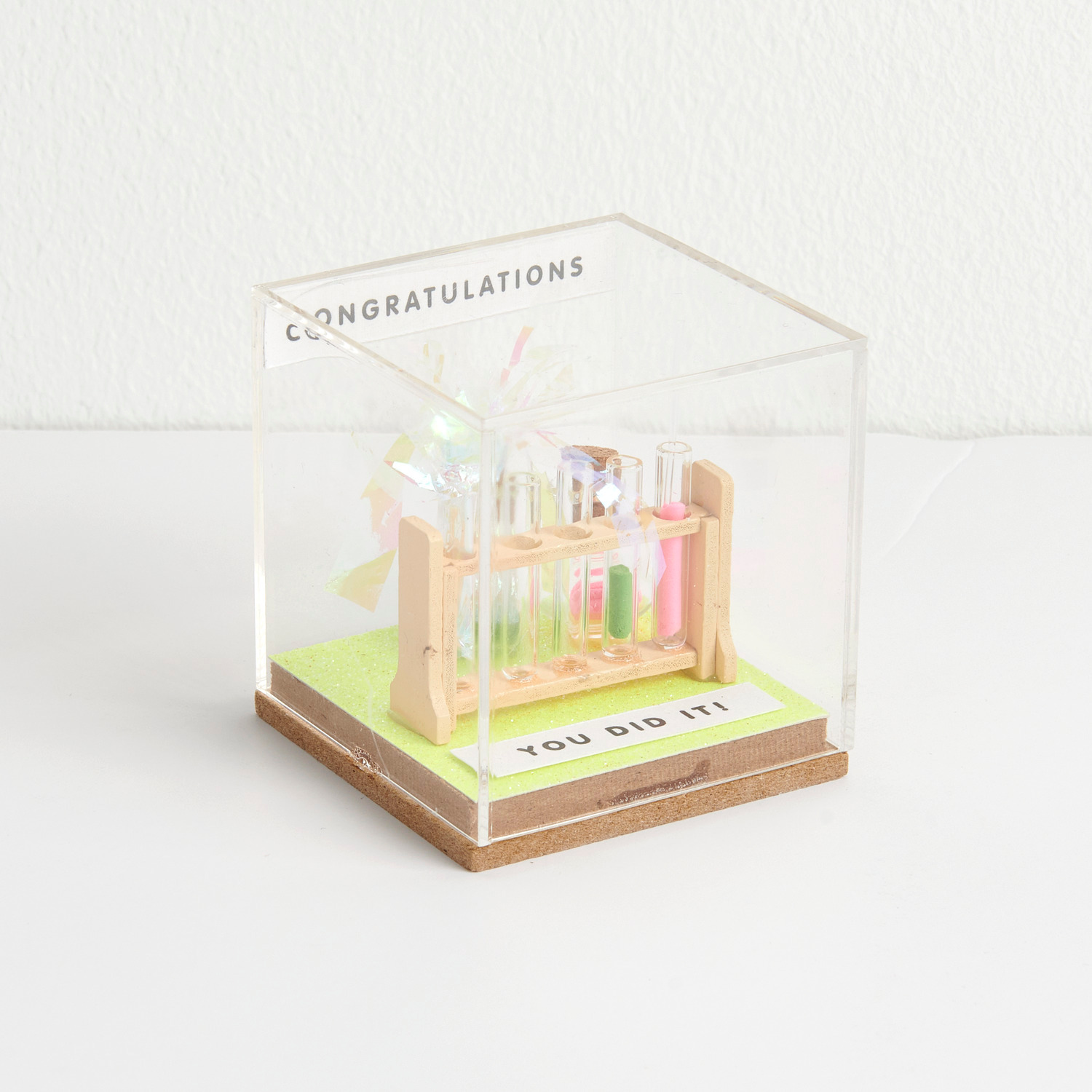 Figurico Dekohaube Würfel Größe 6x6x6,5cm von Rico Design Miniatur Labor Set in einer transparenten Dekohaube mit bunten Reagenzgläsern und Glückwunschtext.
