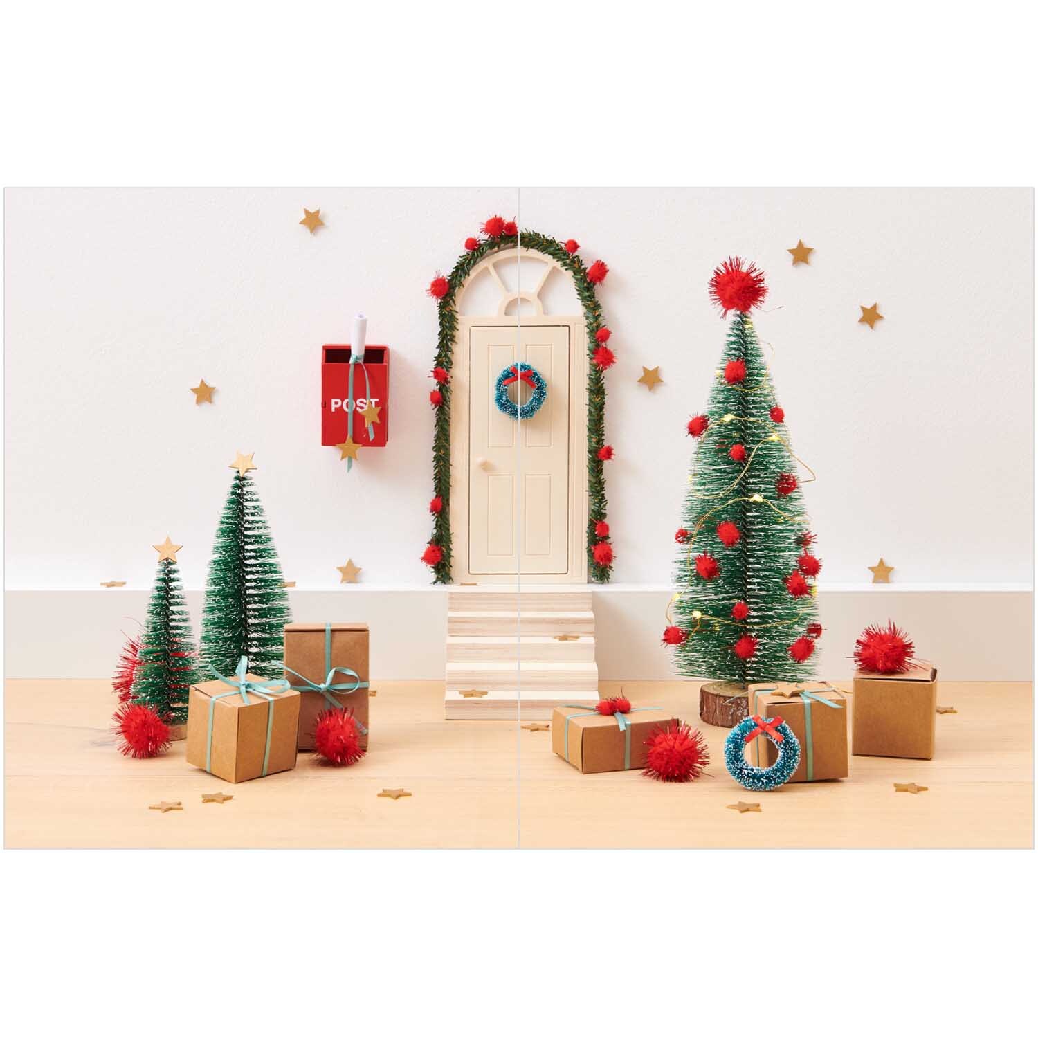 Rico Wichtelwelten von Rico Design Rico Wichtelwelten: Festliche Szene mit dekorierten Miniatur-Weihnachtsbäumen, Geschenken und Tür.