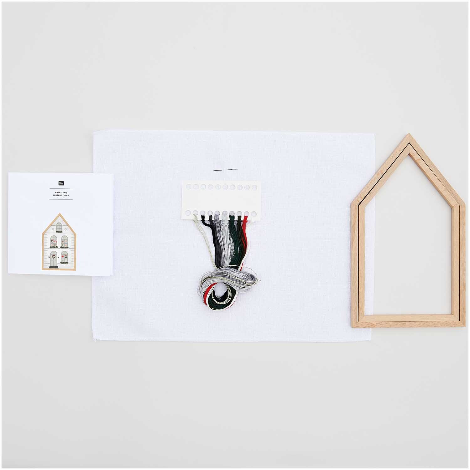 Paquet à broder Maison grande 16x27cm from Rico Design Stickpackung Haus groß 16x27cm von Rico Design: Set mit Holzrahmen, Garn und Anleitung auf weißem Hintergrund. Ideal für kreative Projekte.