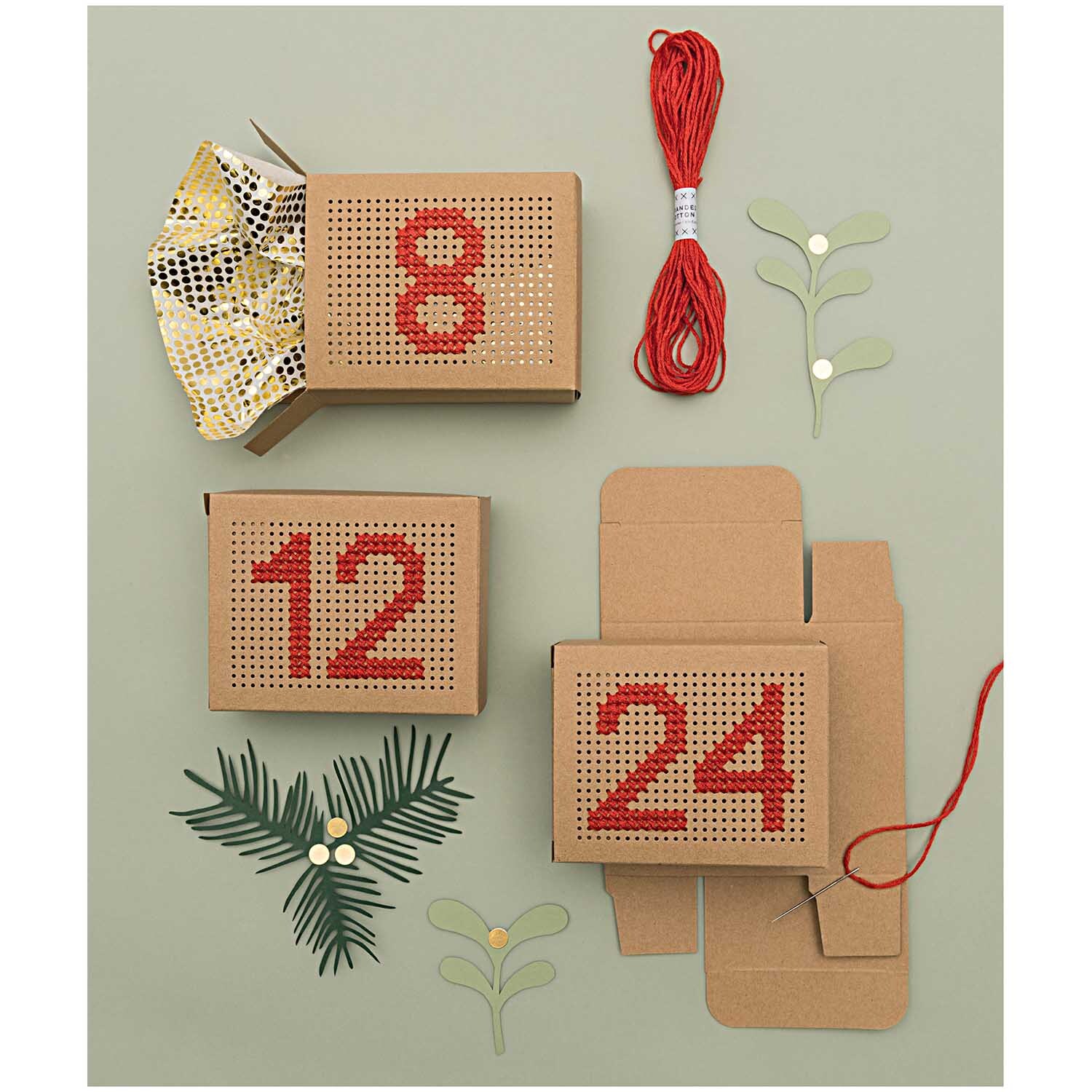 Paper Poetry Adventskalender Boxen zum Besticken Farbe Natur von Rico Design Paper Poetry Adventskalender Boxen zum Besticken von Rico Design, dekoriert mit roten Zahlen und Naturmotiven.