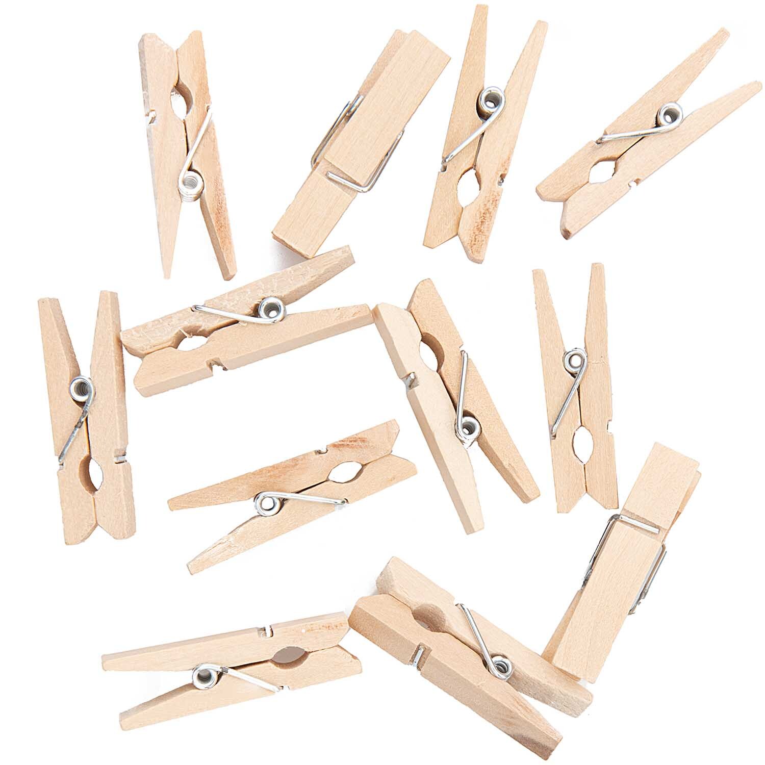 Holzklammern natur 3,5cm 12 Stück von Rico Design, aus hellem Holz, ideal zum Basteln und Dekorieren.