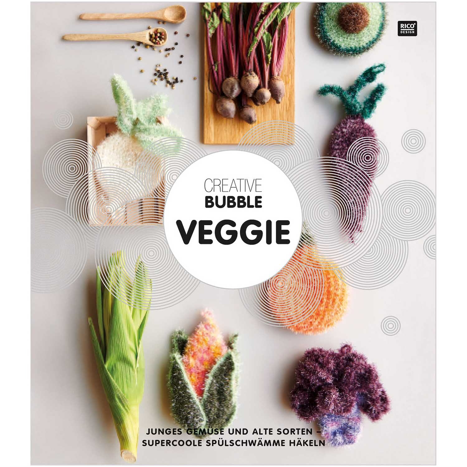 Creative Bubble - Veggie: Bunte Häkelspülschwämme in Gemüseform von Rico Design, kreativ arrangiert.
