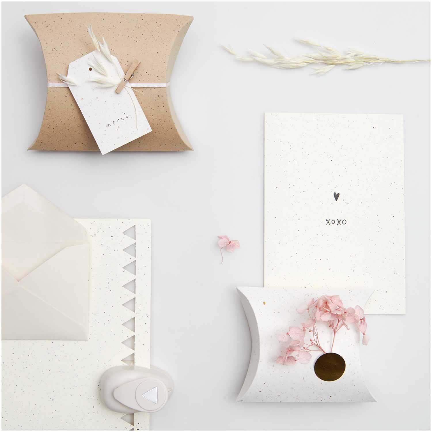 Paper Poetry Kartenset elfenbein B6/B6, 20-teilig, zeigt elegante Karten und Umschläge in zarten Tönen, ideal für besondere Anlässe.