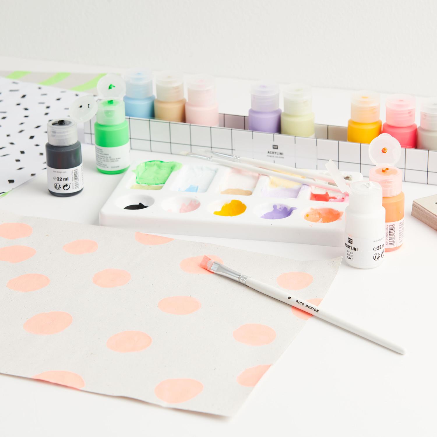 Acrylini Acrylfarben Set Power Colours 12x22ml von Rico Design Acrylini Acrylfarben Set Power Colours: Malset mit 12 Farben, Pinsel und Palette auf einem Tisch. Ideal für kreative Projekte.